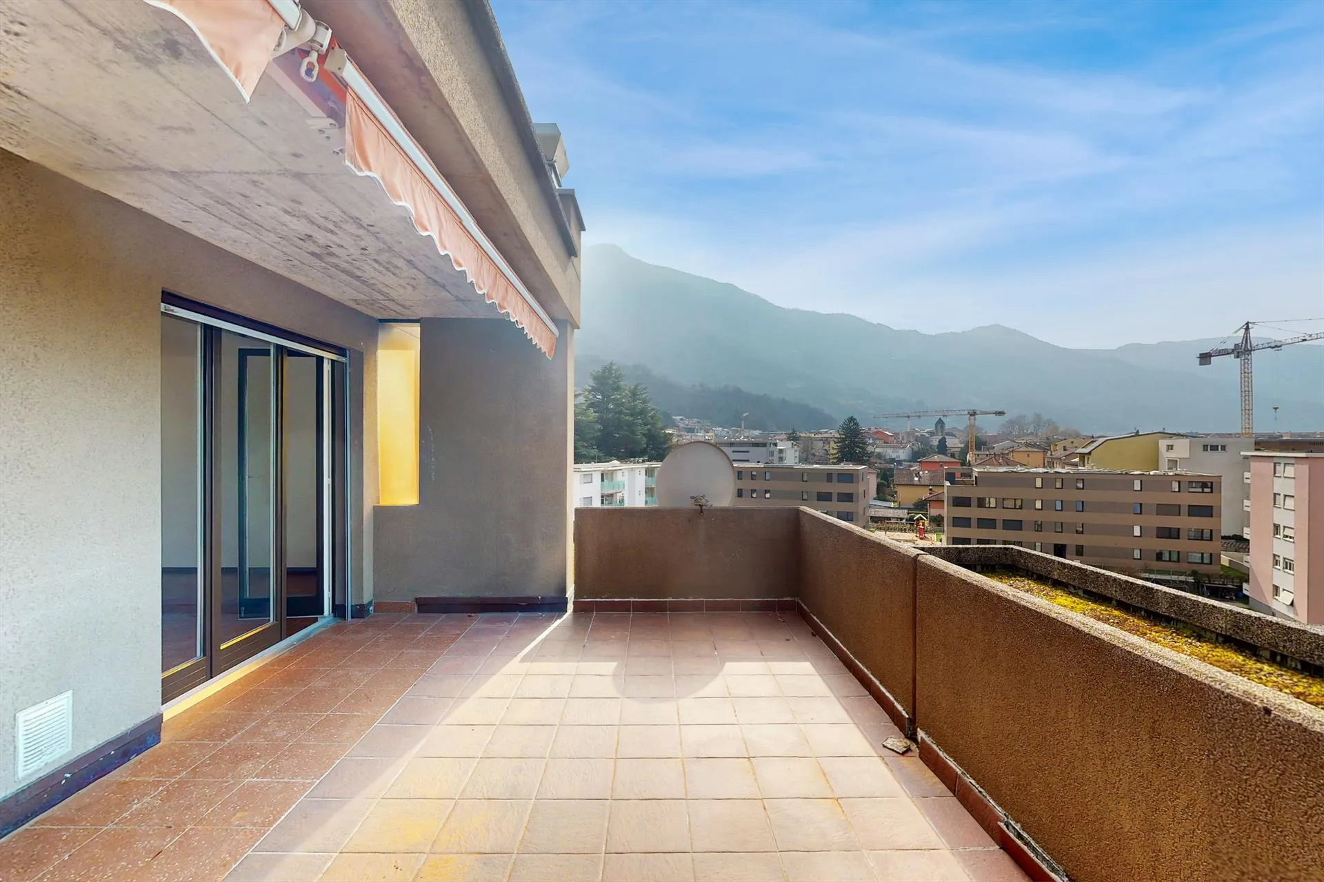 Ampio attico con camino e terrazza panoramica a Giubiasco