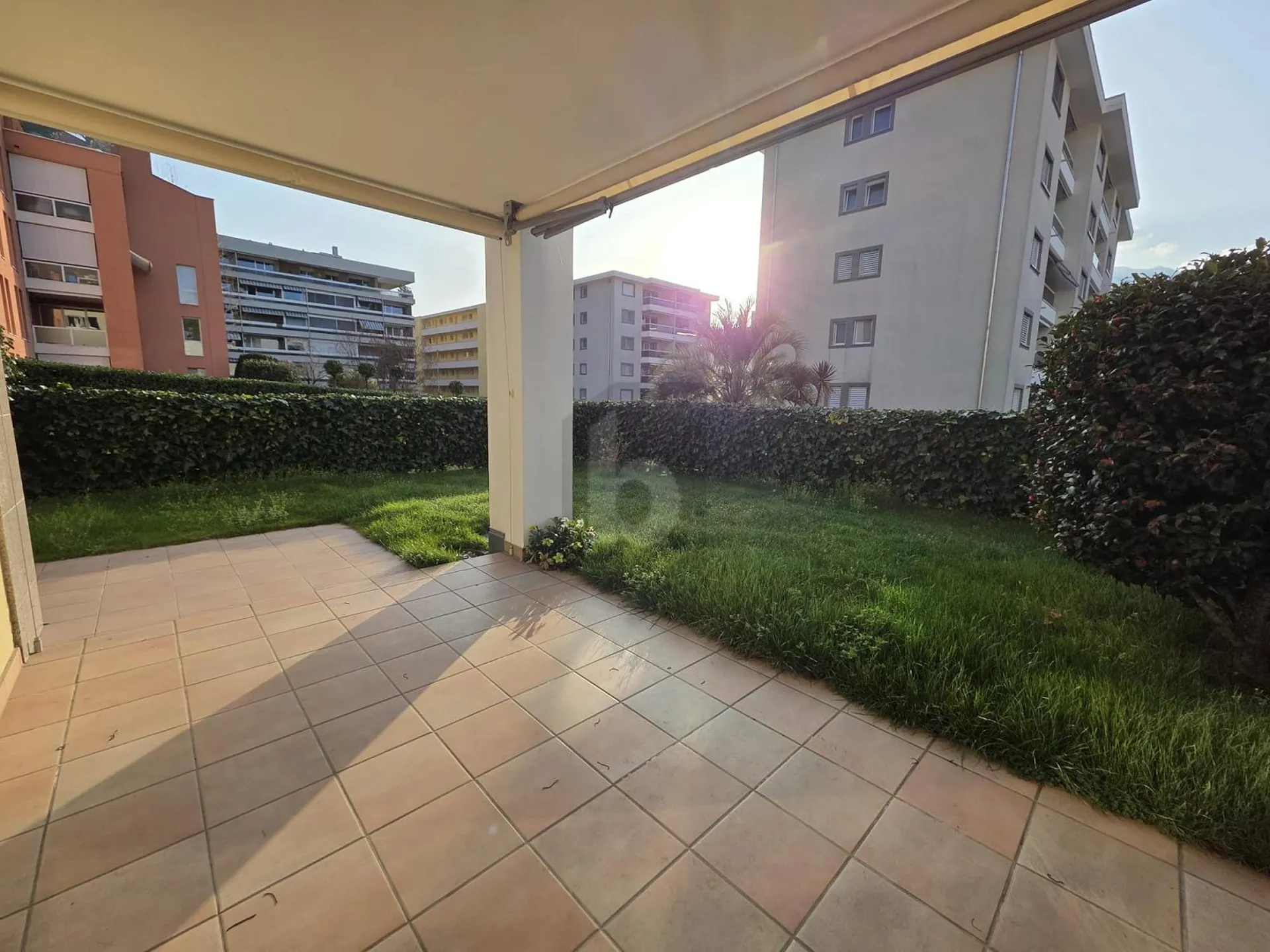 LUMINOSO E MODERNO CON GIARDINO