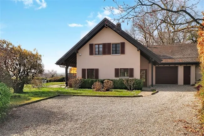 Charmante renovierte Villa auf einem prächtigen Grundstück von mehr als 2000 m², in einer ruhigen Gegend und mit Panoramablick auf den See und die Alpen.