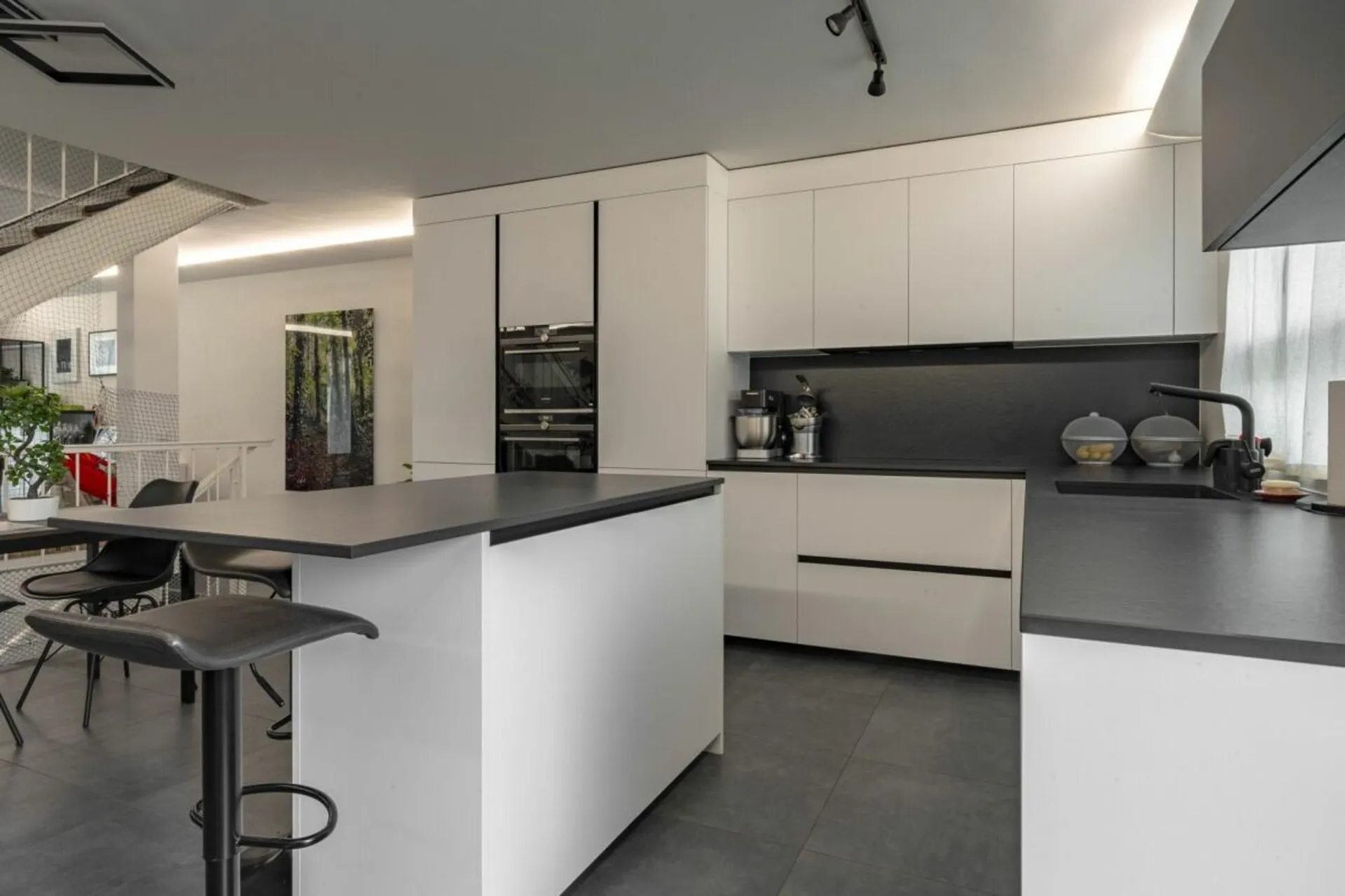 Triplex familial rénové avec sous sol