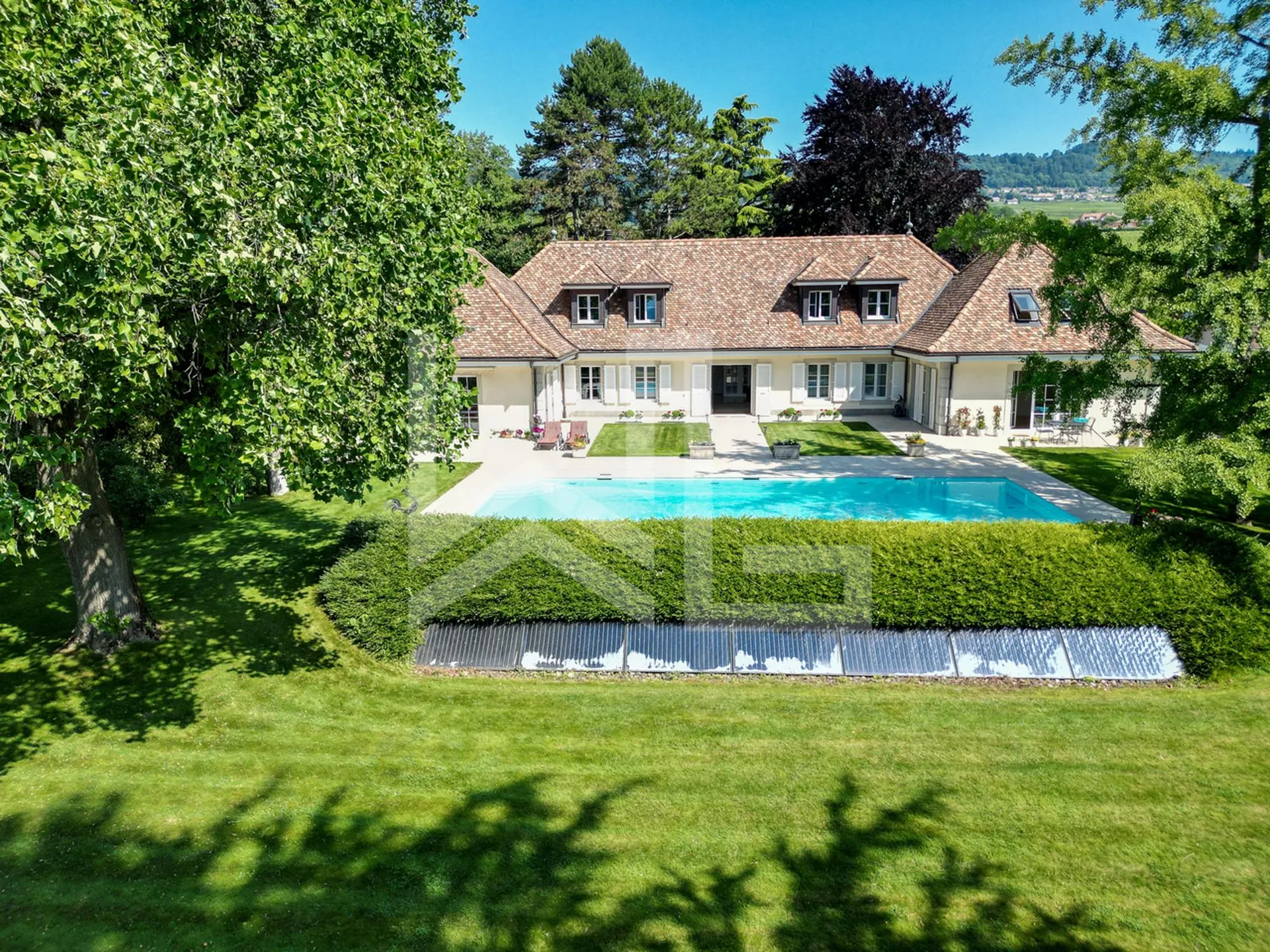 Élegante propriété discrète au bord du lac, proche centre Rolle
