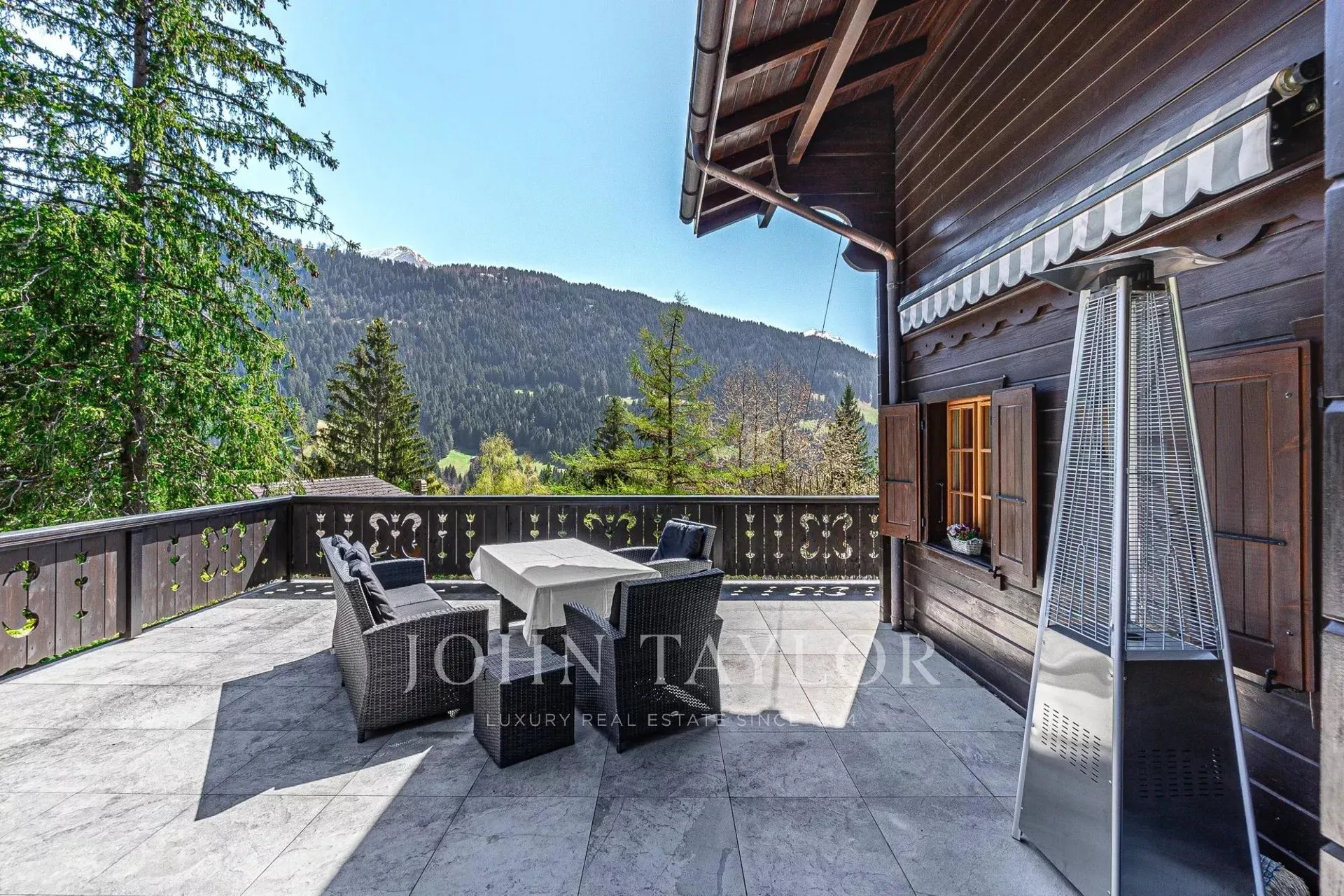 Magnifique chalet niché dans un oasis de verdure avec vue sur les montagnes