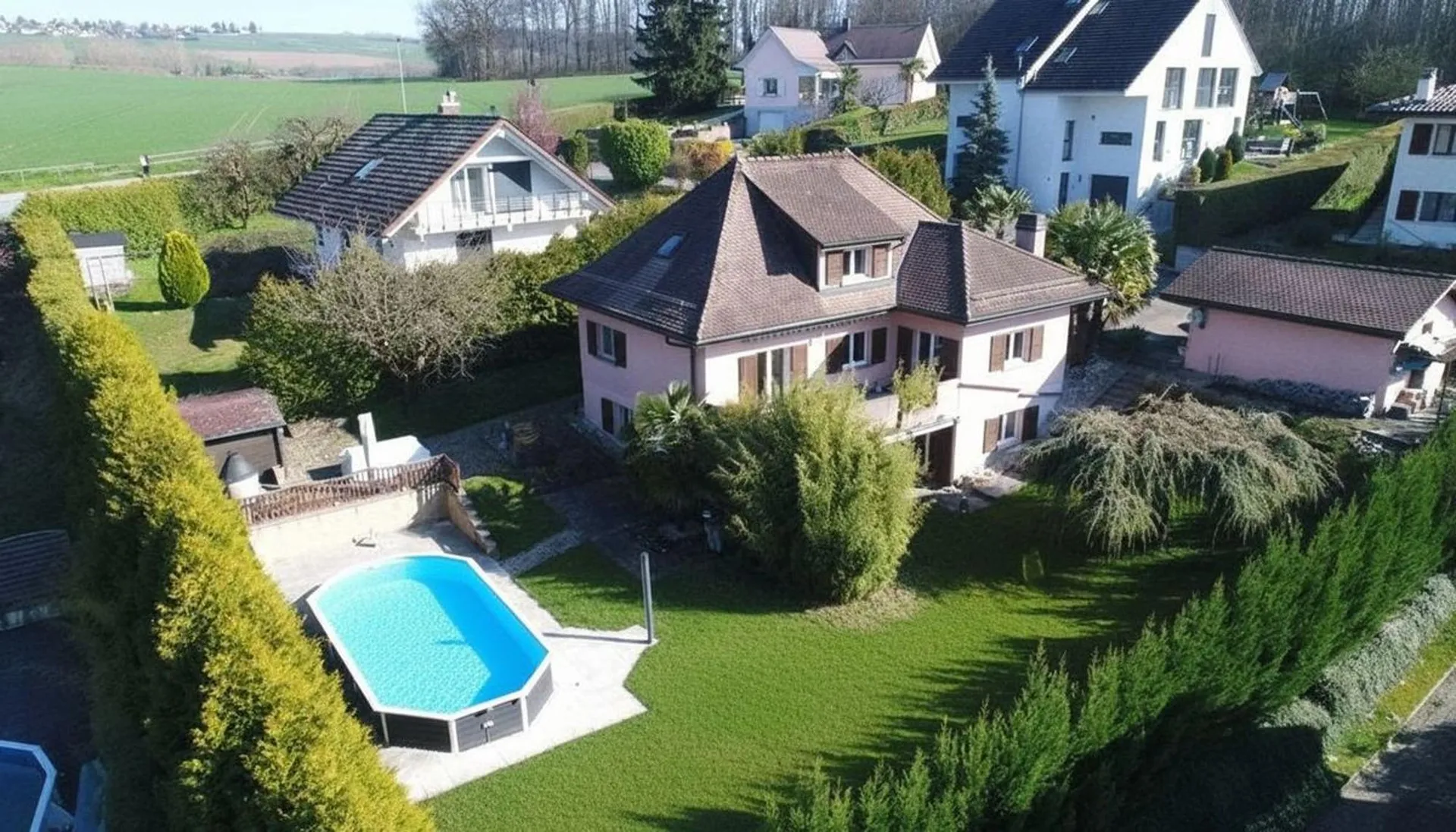Maison individuelle de 6.5 pces avec apparemment de 3 pces, piscine et grand jardin - à 10 min de Lausanne