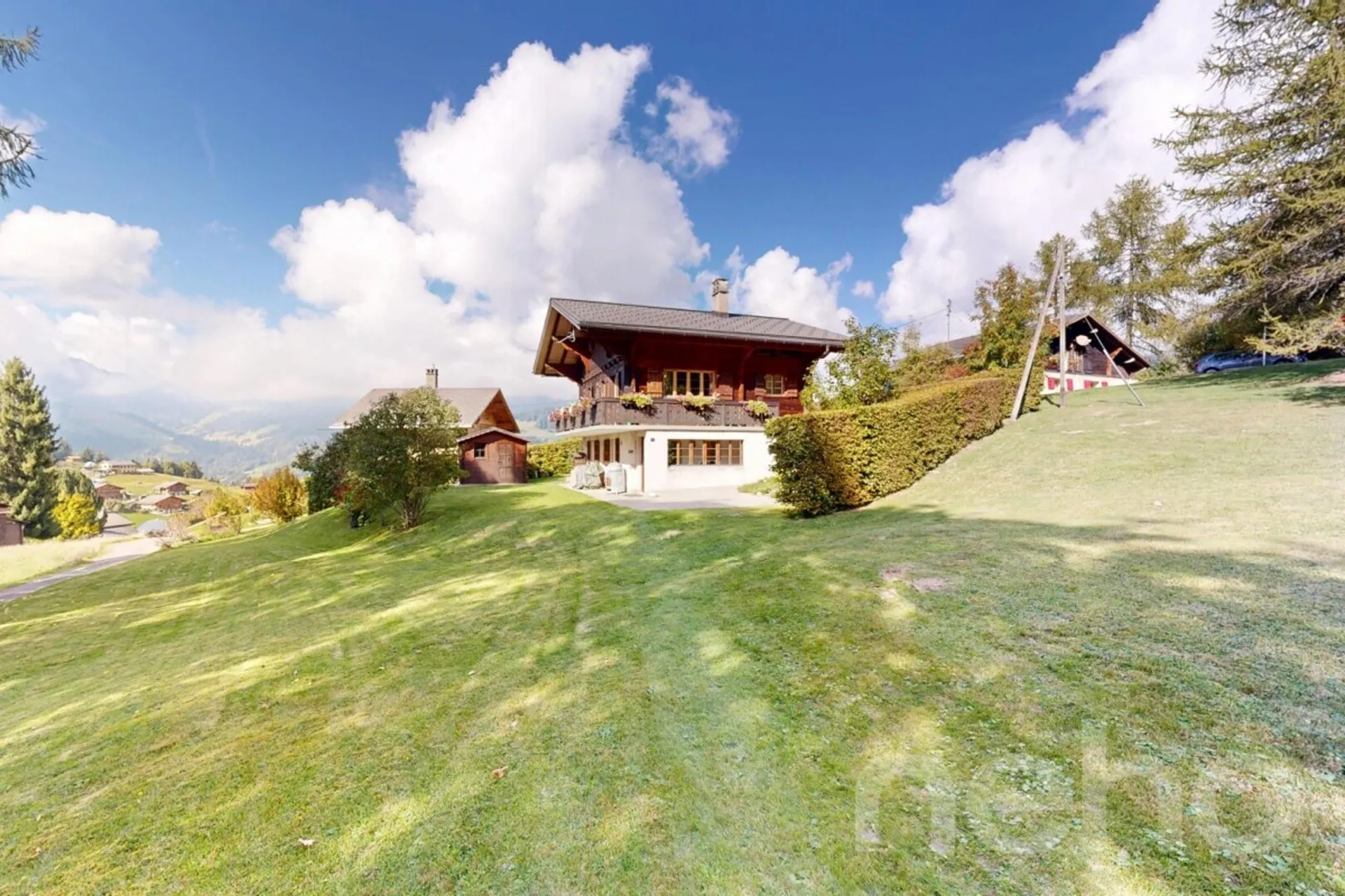 Exclusif: Magnifique chalet de 4 chambres avec grand jardin