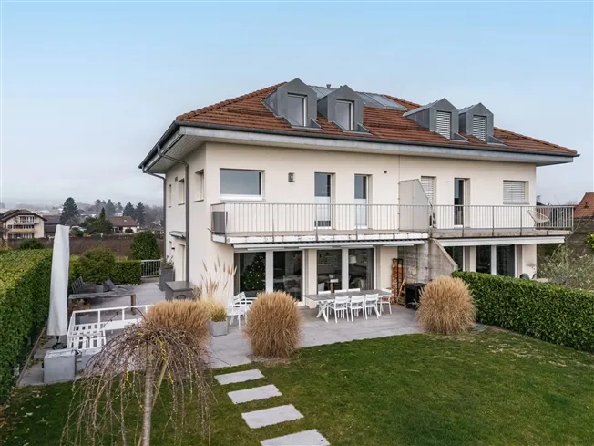 Elegante Doppelhaushälfte mit Panoramablick auf den See und die Alpen