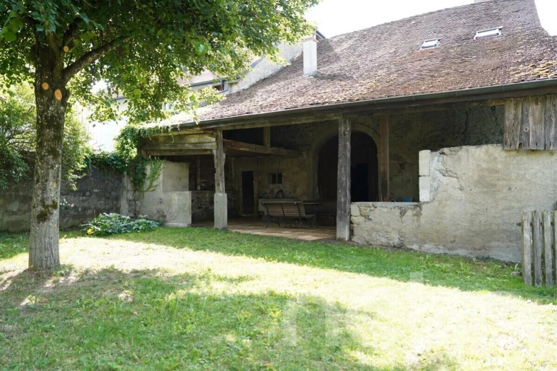 Maison villageoise avec grange et jardin à rénover