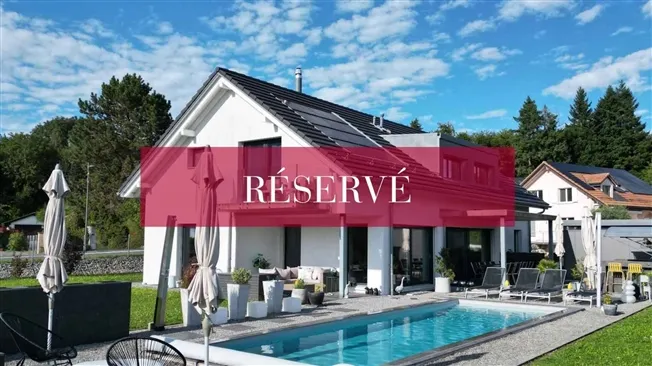 Moderne freistehende Villa - Garten, Swimmingpool und teilweiser See- und Alpenblick