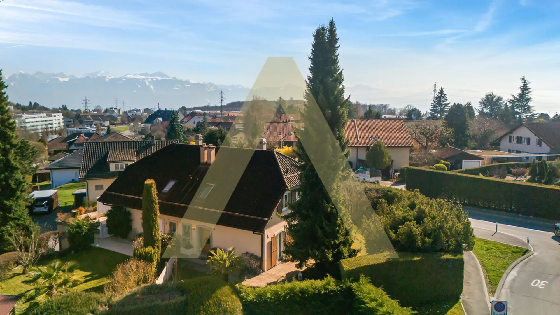 Une agréable maison entourée de verdure