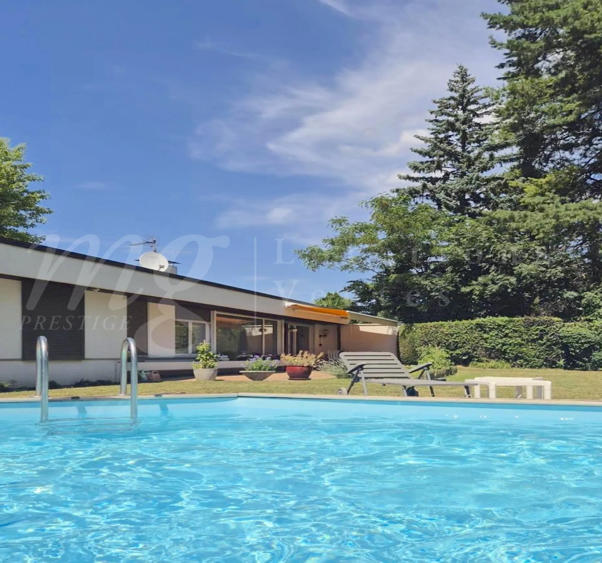 BELLE MAISON INDIVIDUELLE FAMILIALE DE 220 m2 env. - GRAND JARDIN PRIVATIF DE 1250 m2 AVEC PISCINE