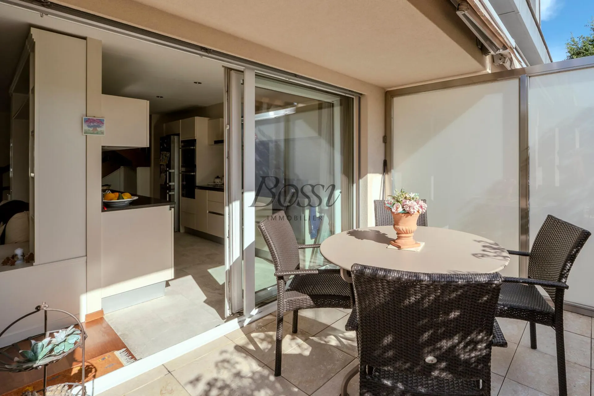 Duplex lumineux à Nyon avec terrasse, dépendance et ascenseur privé