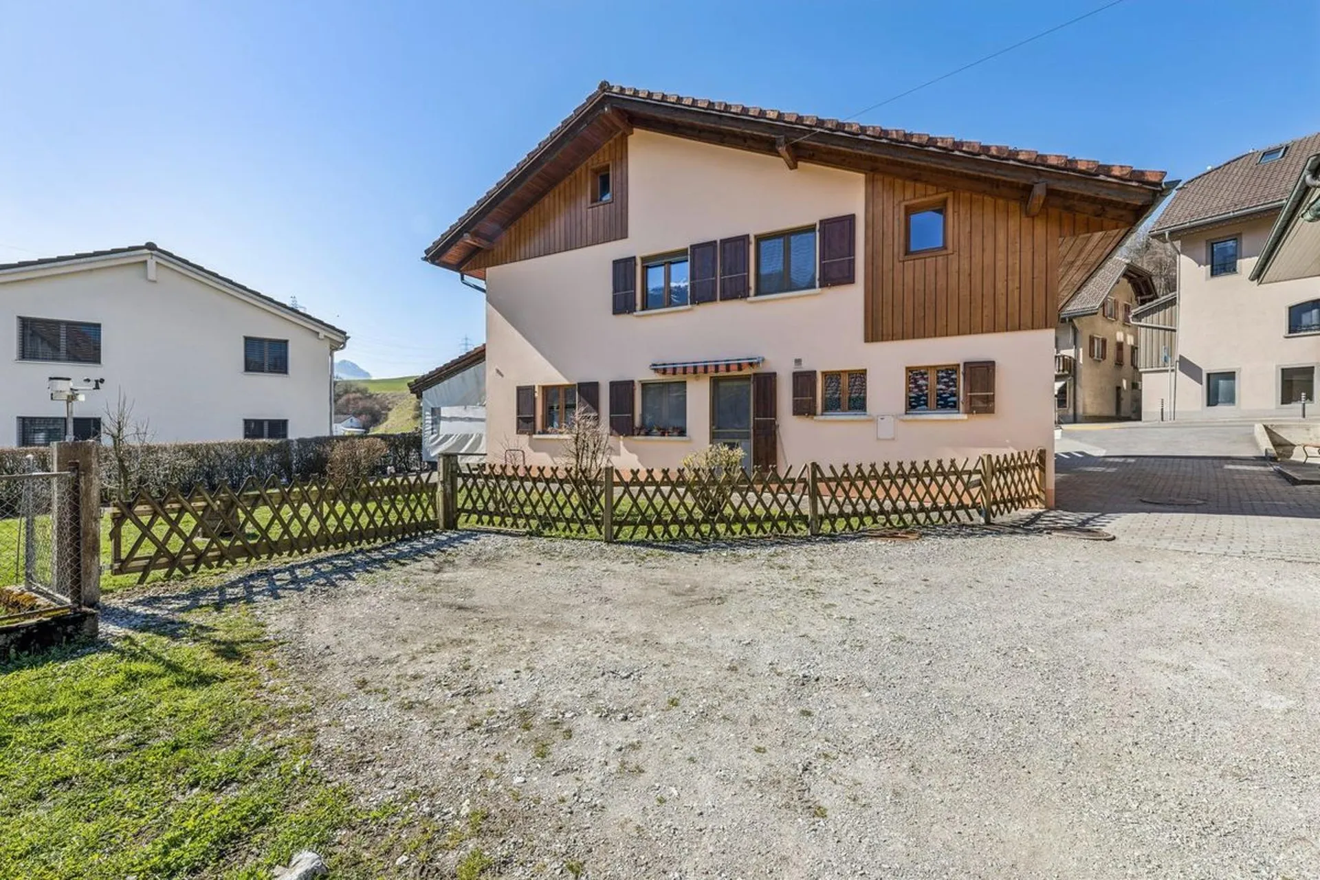 Live the comfort of a high-performance house in a privileged setting in Enney