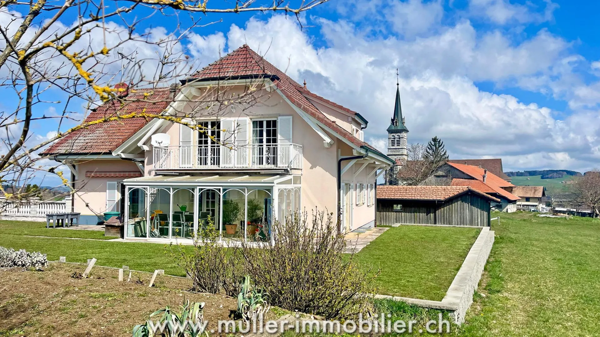 Grande villa de 3 appartements indépendants et vitrine commerciale