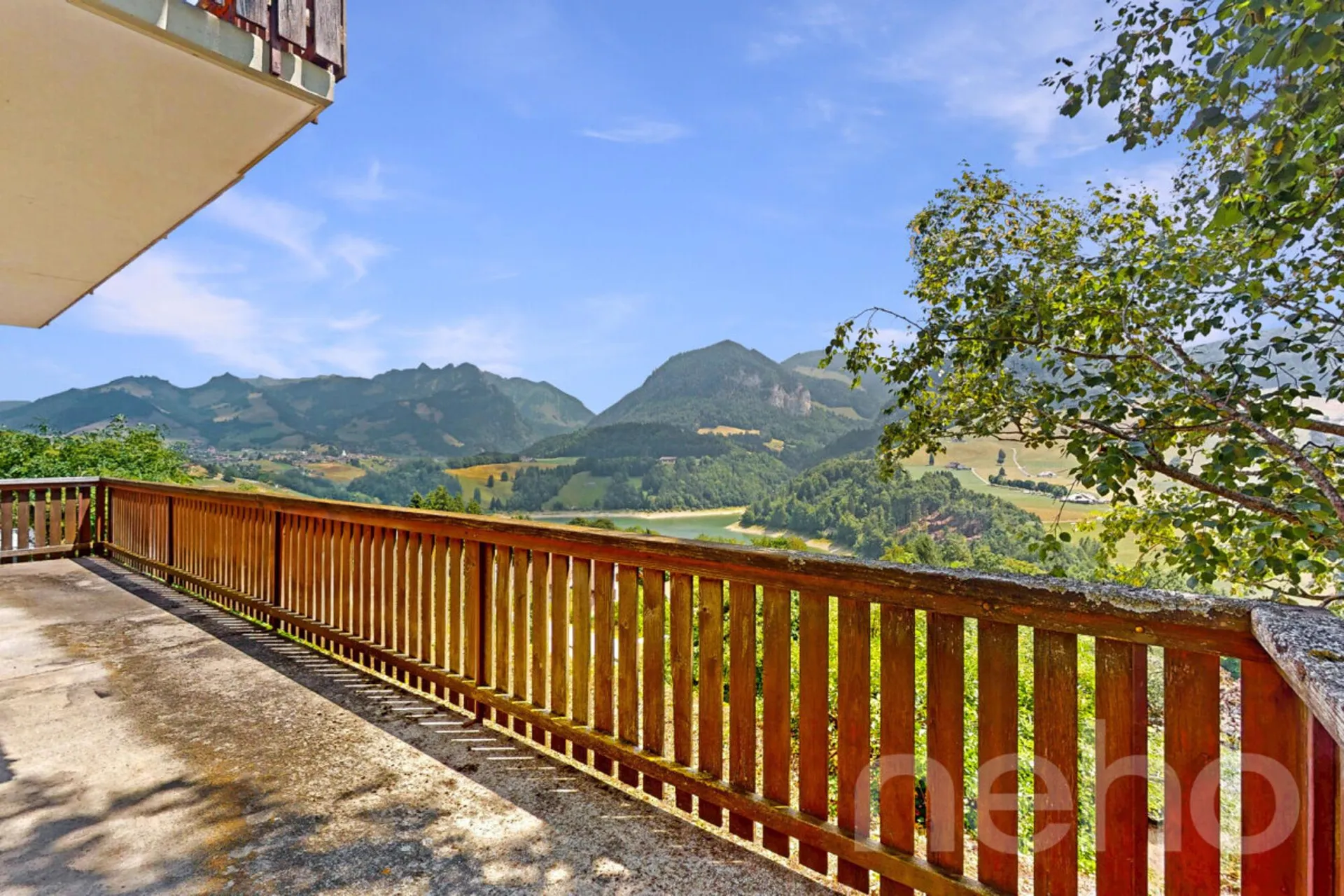 Vue panoramique et charme authentique: Un chalet à réinventer