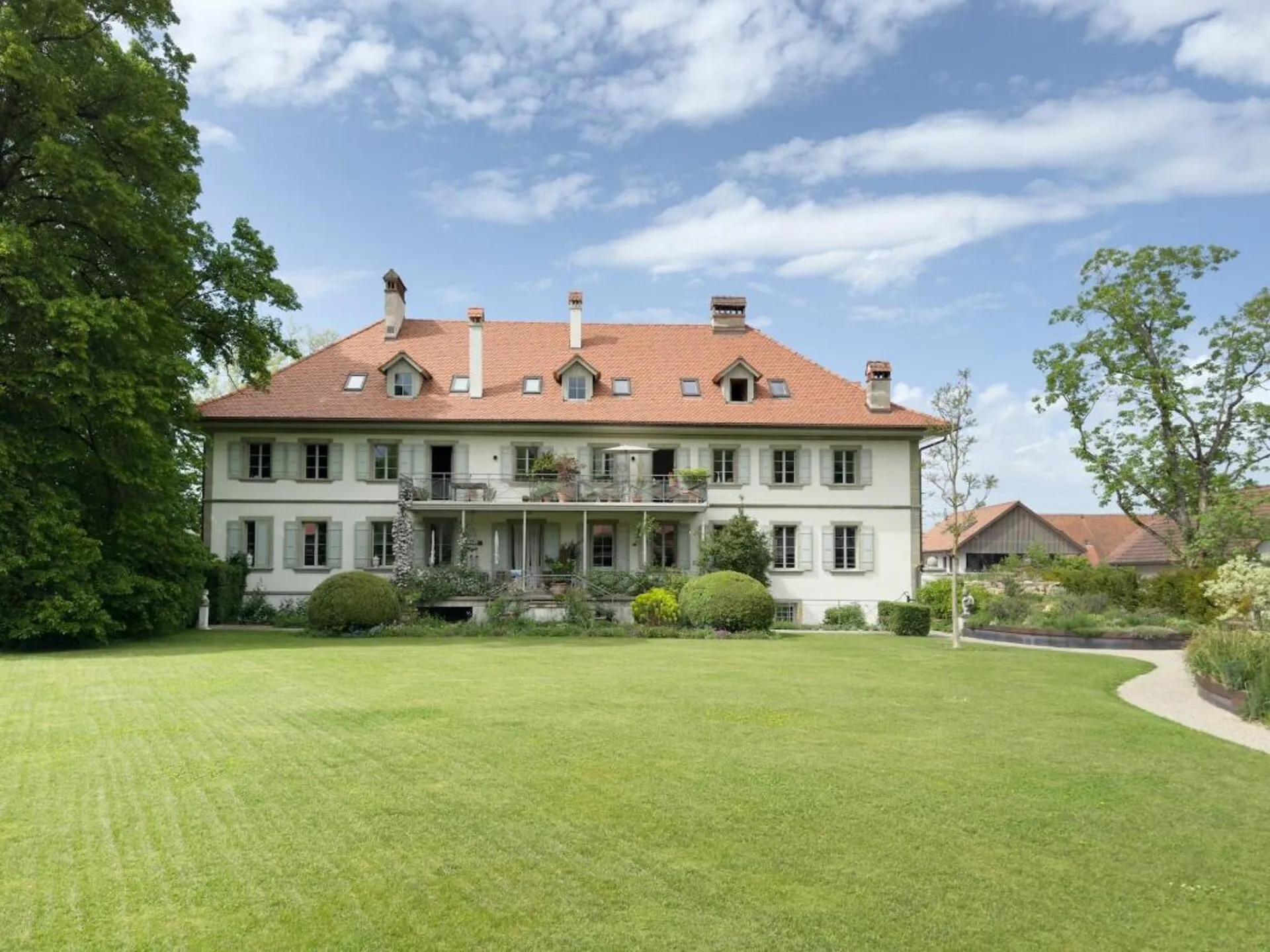 Einzigartige 4-Zimmer-Eigentumswohnung mit sonnigem Balkon im Schlosspark