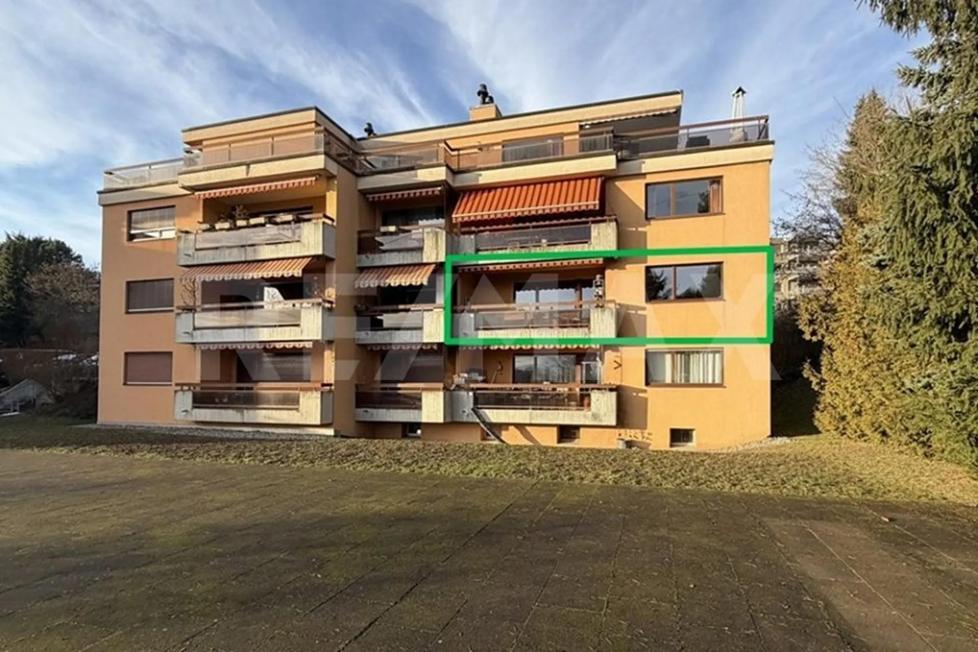 Lumineux 4.5 pièces entièrement rénové avec cheminée et balcon plein sud