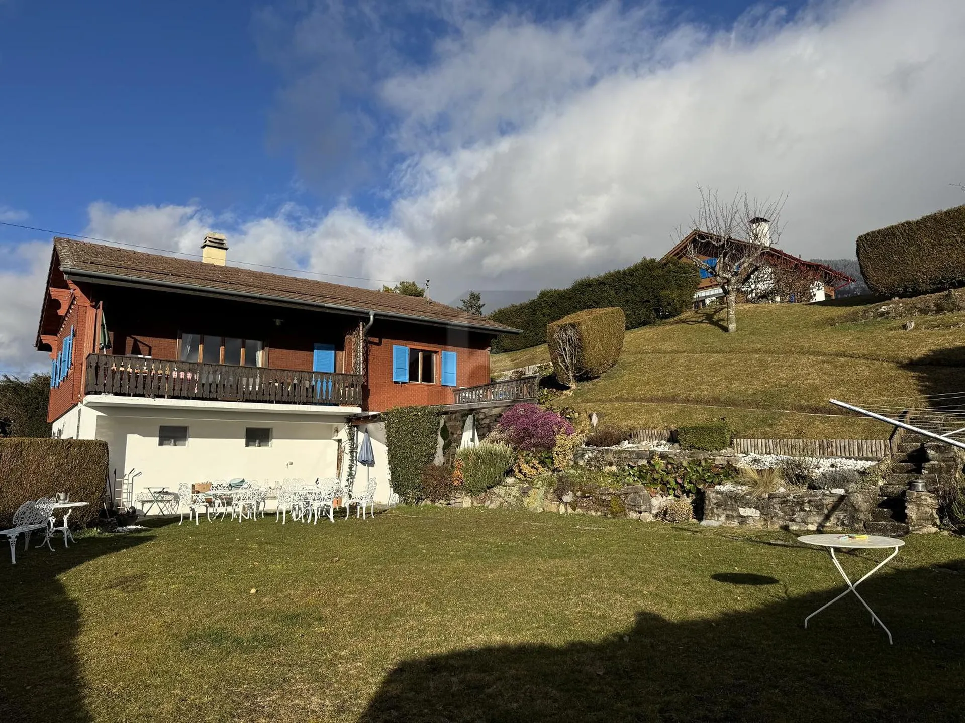 CHARMANTE AVEC JARDIN ET VUE LAC - CADRE PAISIBLE
