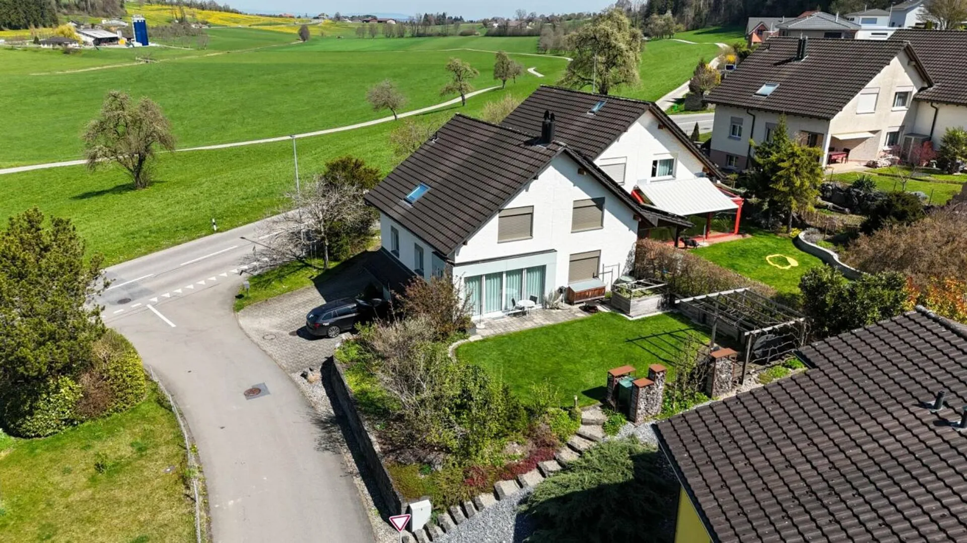 Familienfreundliches Doppeleinfamilienhaus mit idyllischem Garten