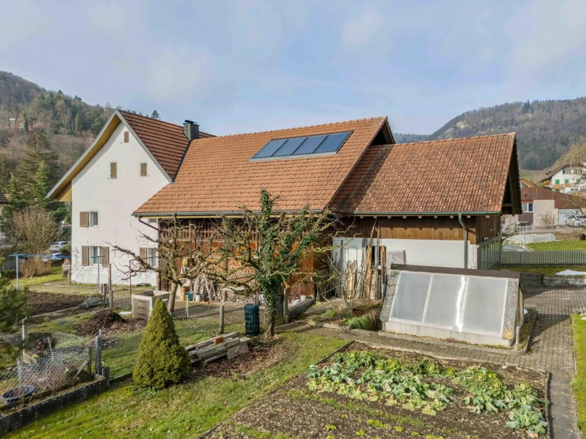 Wohnhaus mit zwei 2.5-Zimmer-Wohnungen und Entwicklungspotenzial im ruhigen Dorfkern von Remigen