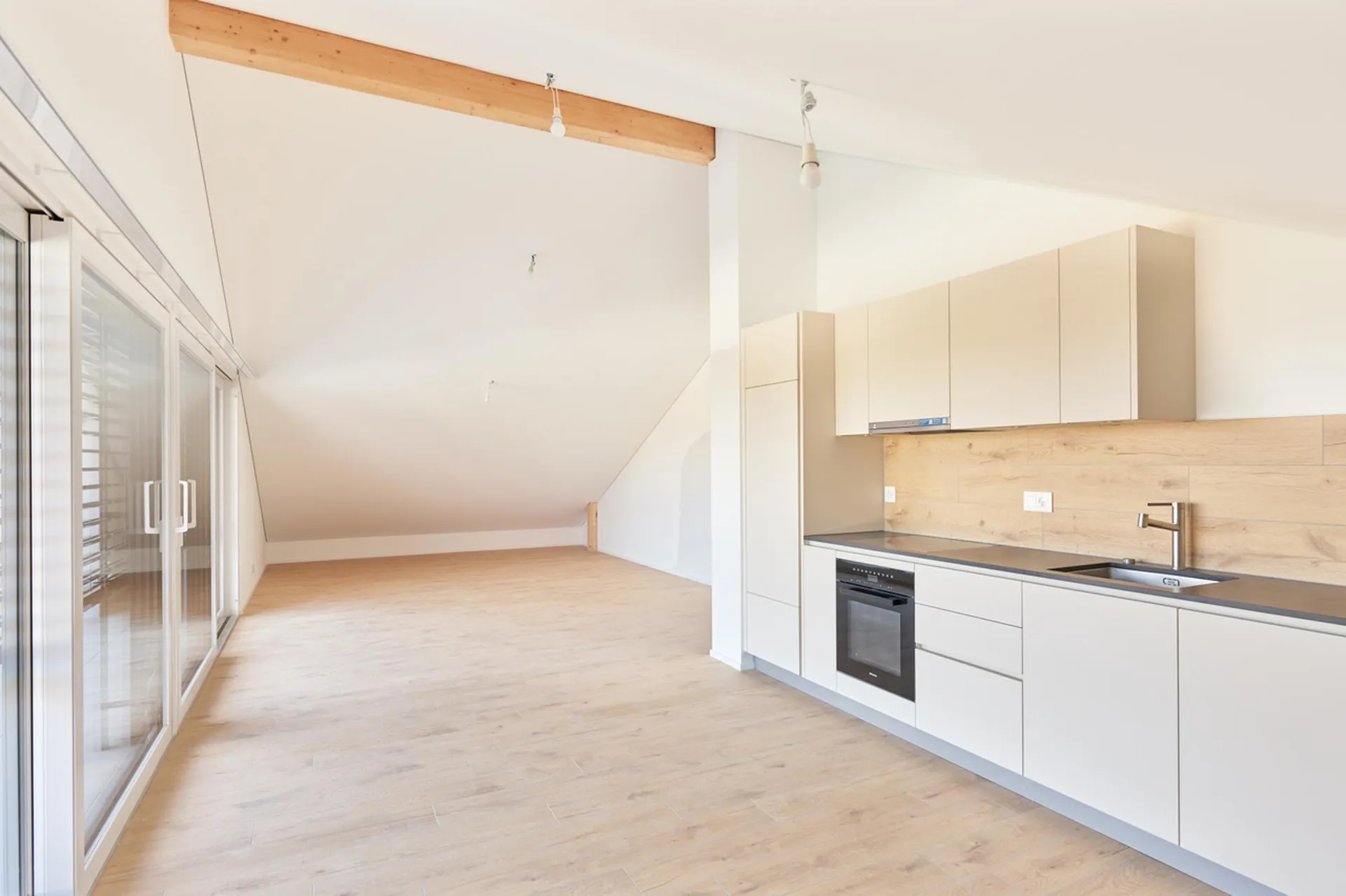 Luxueux 2.5 mansardé, grande baie vitrée sur balcon couvert