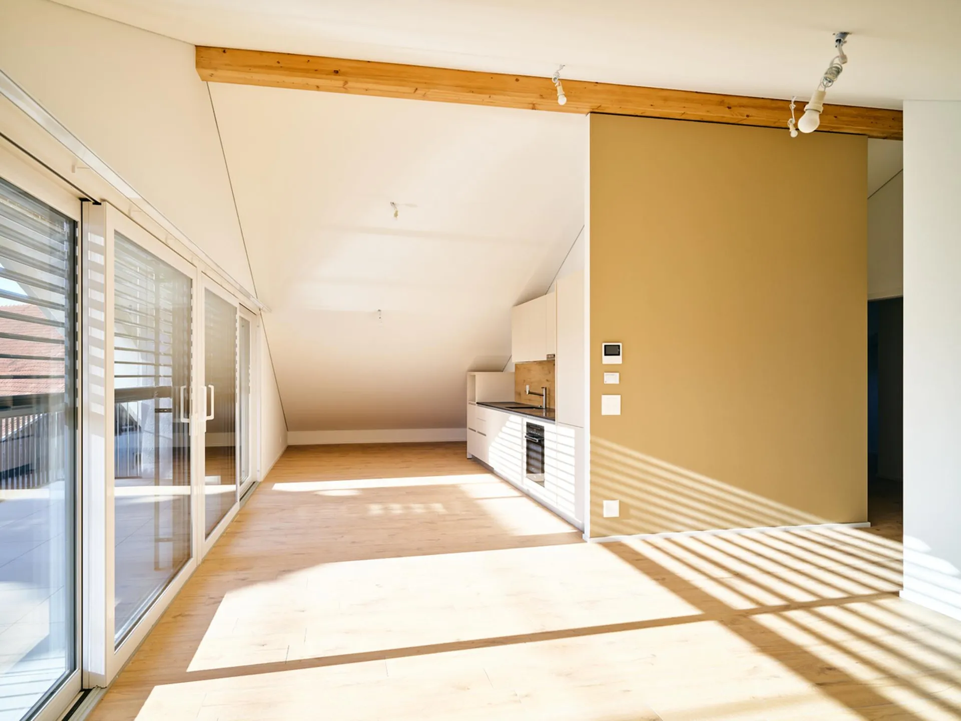 Luxueux 3.5 mansardé avec grande baie vitrée sur balcon protégé