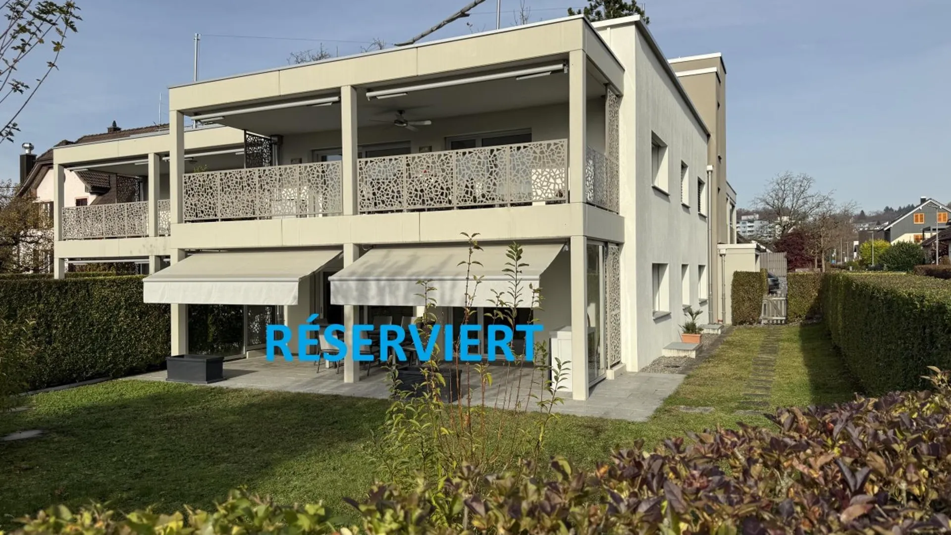 RÉSERVIERT