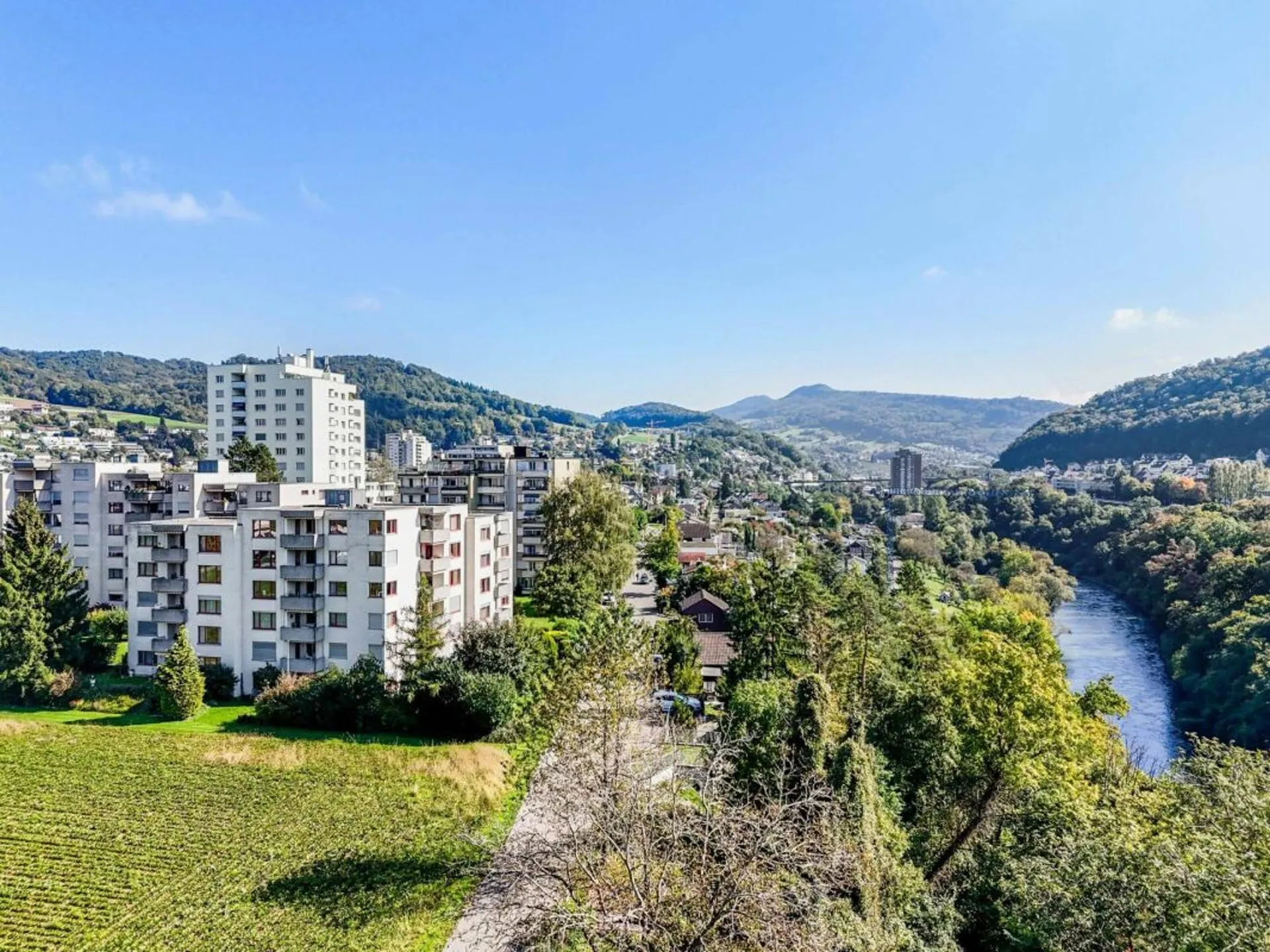 Oberste Wohneinheit mit Limmatblick. Nach Ersatz Küche + Bad (plus CHF 35'000.00) neuwertig.
