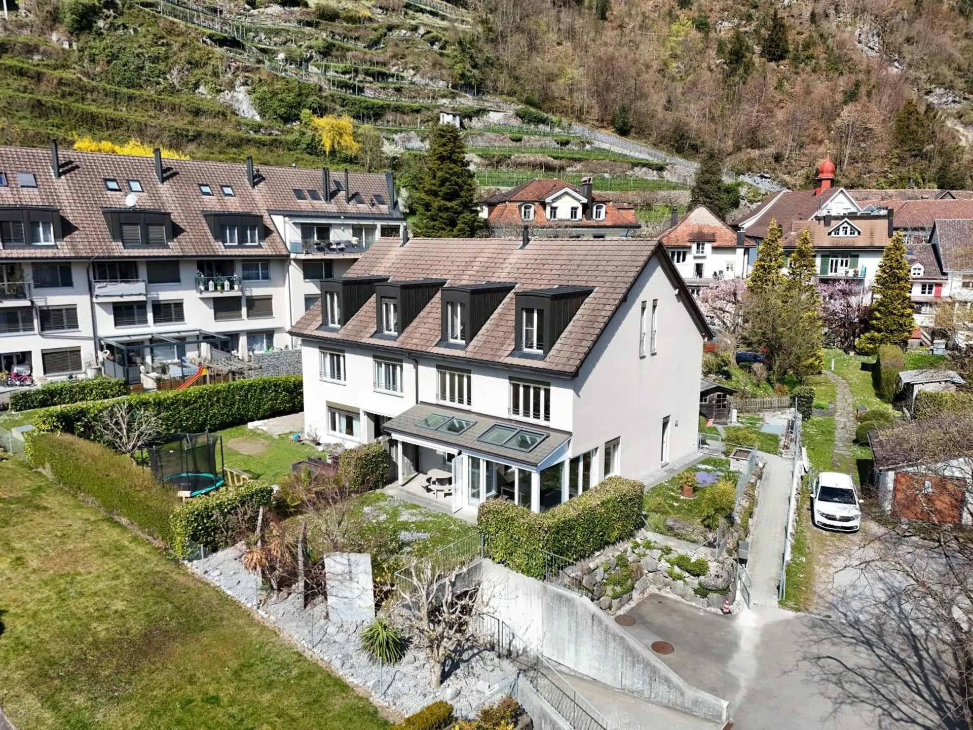Grosszügiges Doppeleinfamilienhaus mit Wintergarten