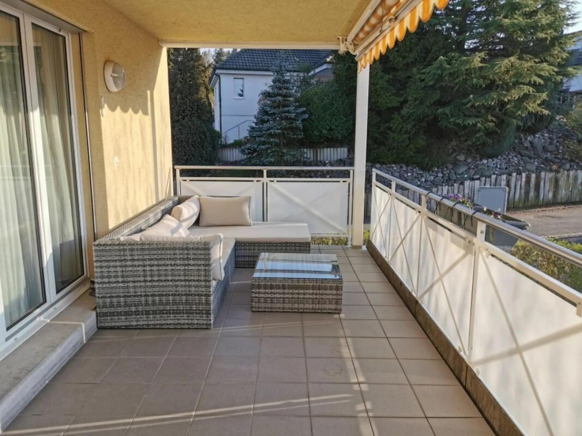 Lichtdurchflutete, grosszügige 5.5 Zimmerwohnung ruhig gelegen