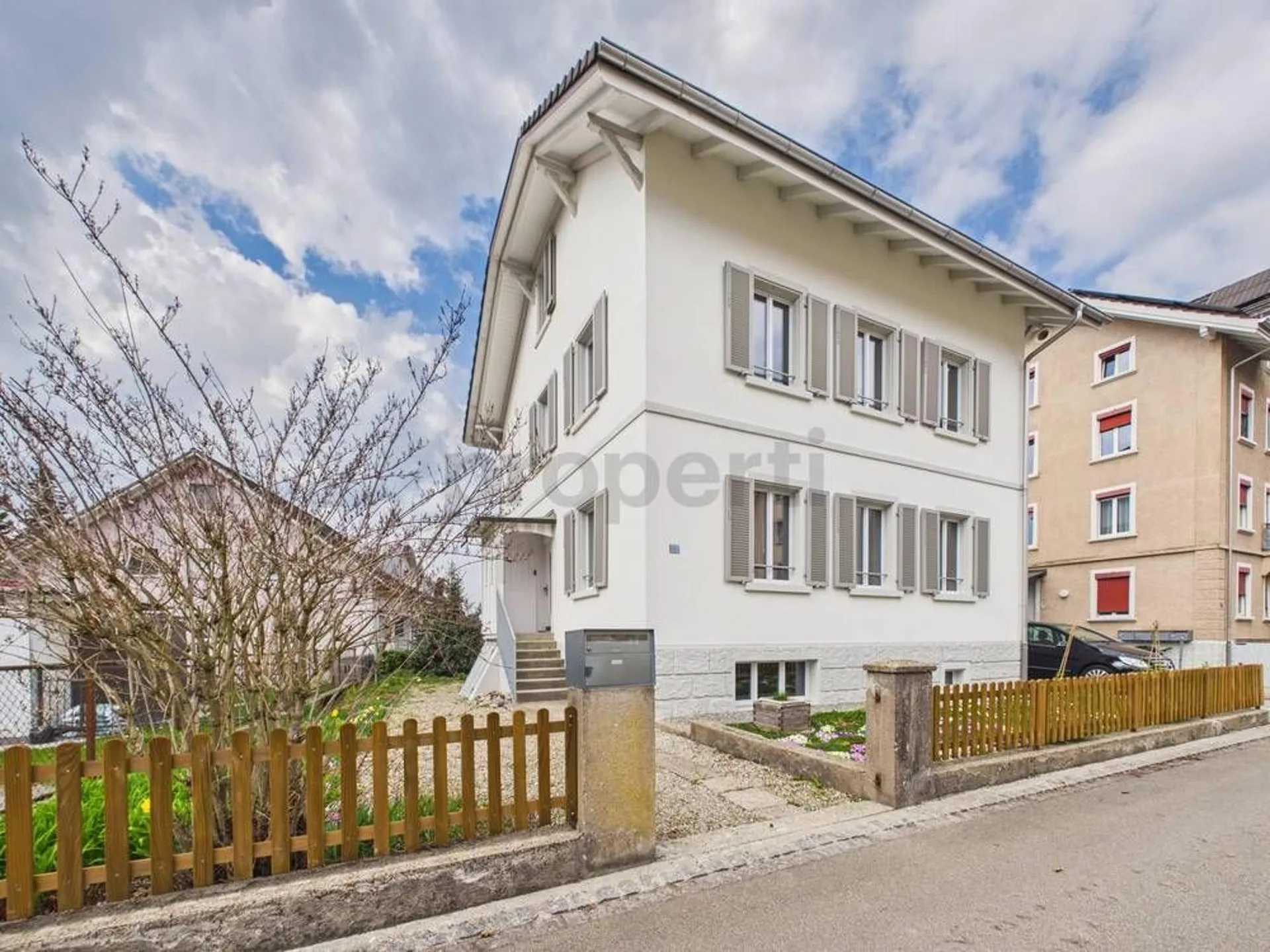 Erstvermietung nach hochwertiger Renovation: Modernes 6-Zimmer-Einfamilienhaus mit Keller und Ladestation in Niederuzwil