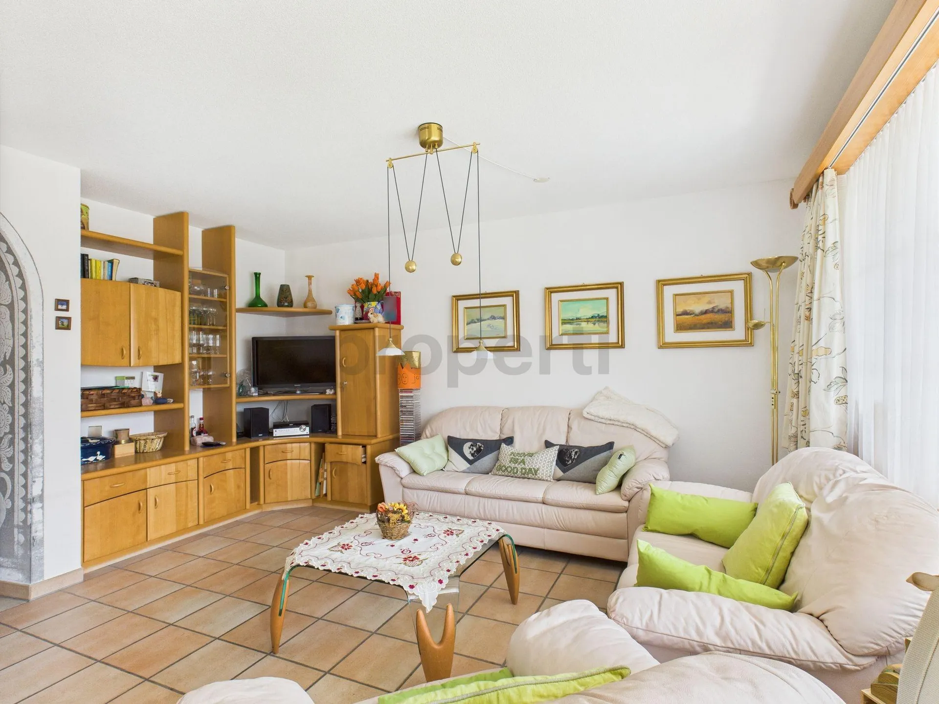 Willkommen in Valens! Zu verkaufen stilvolle 3.5 Zimmer Wohnung mit schönem Bergblick