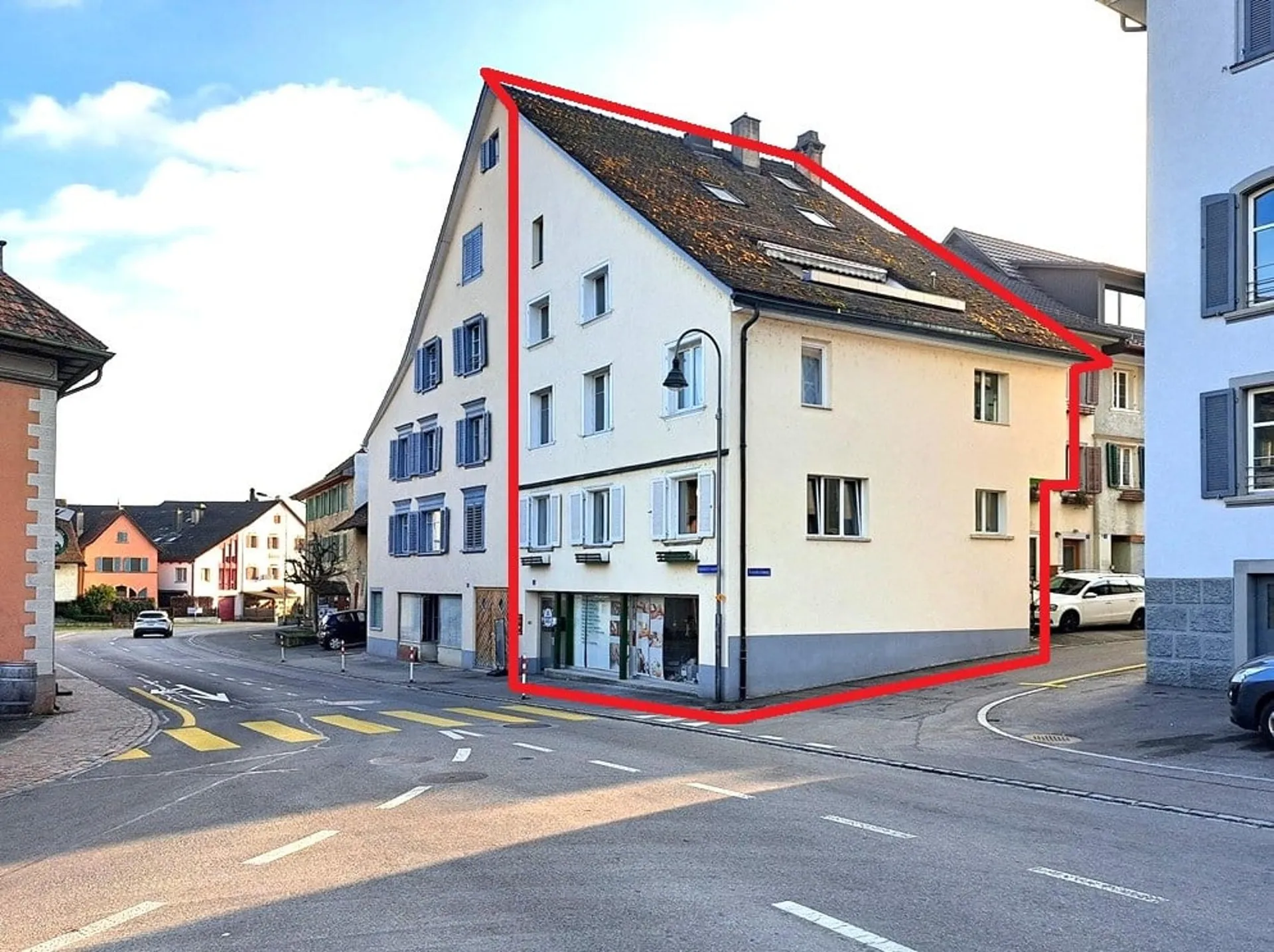 Eck-Mehrfamilienhaus mit 2 Wohnungen plus 1 Atelier an zentraler Lage