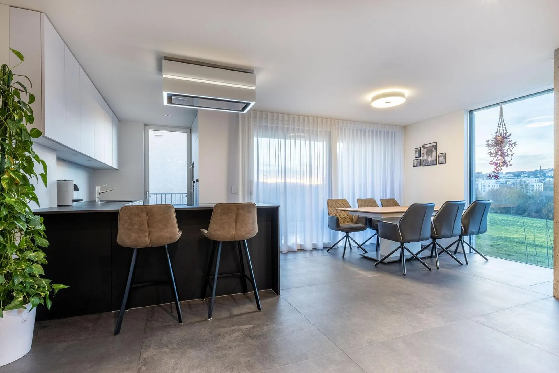 Modernes 5.5-Zimmer-Reiheneckhaus in ruhiger Lage von Oberwil
