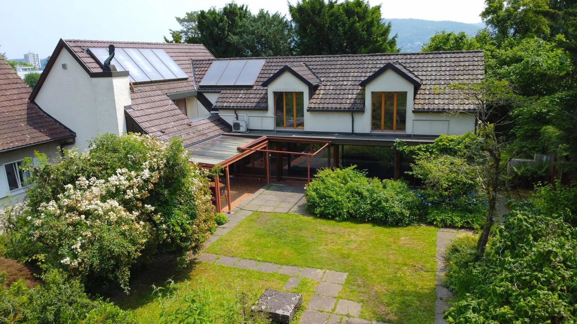 Grosszügiges 5,5-Zi.Einfamilienhaus mit beheiztem Indoorpool, Doppelgarage und idyllischem Garten