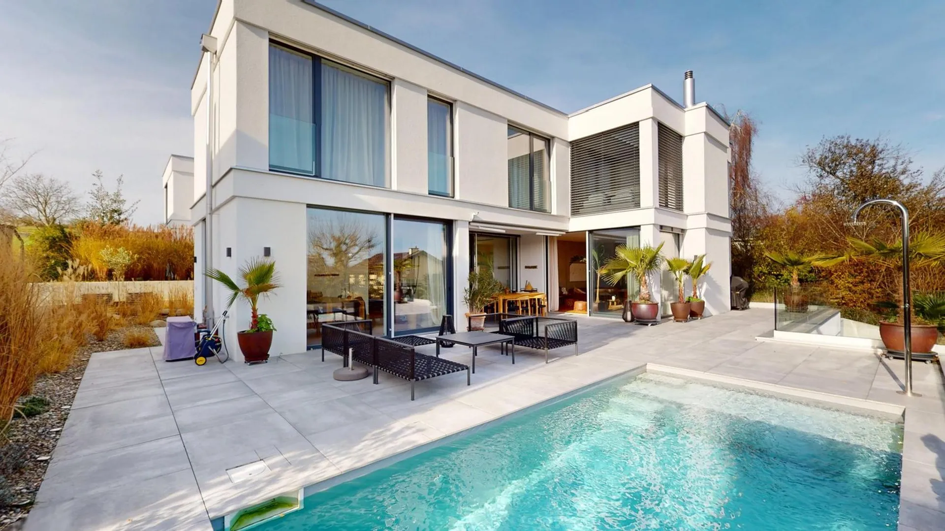 Oberwil Prime location: Modern, light-filled 6-room villa with pool, garden and separate apartment