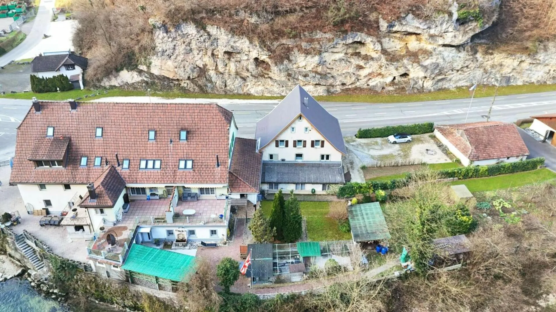 grosszügiges Einfamilienhaus vielseitiger Aussenbereich mit Stellplatz und zusätzlichem Schopf/Garage