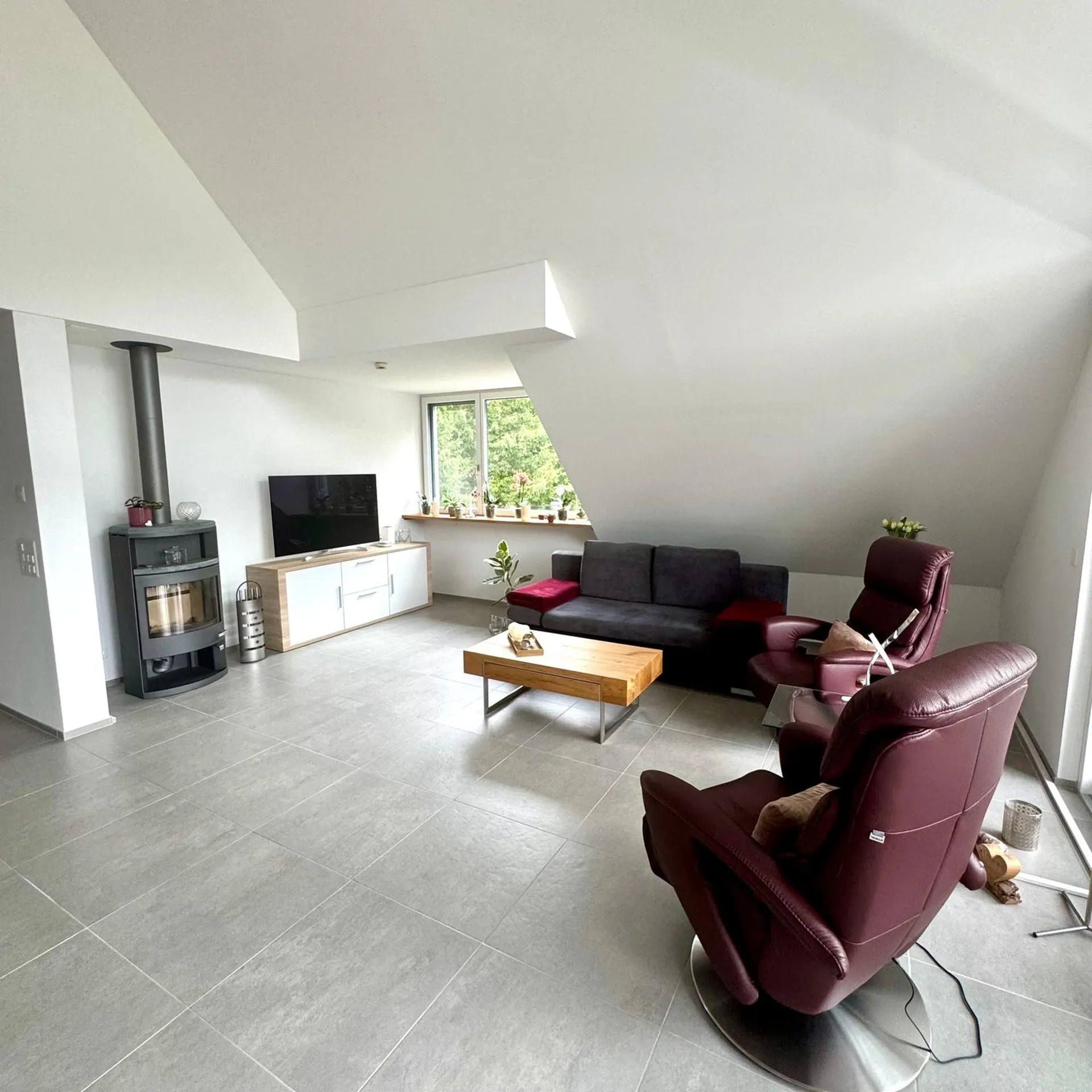 Moderne 5.5-Zimmer-Dachwohnung mit schönem Ausblick