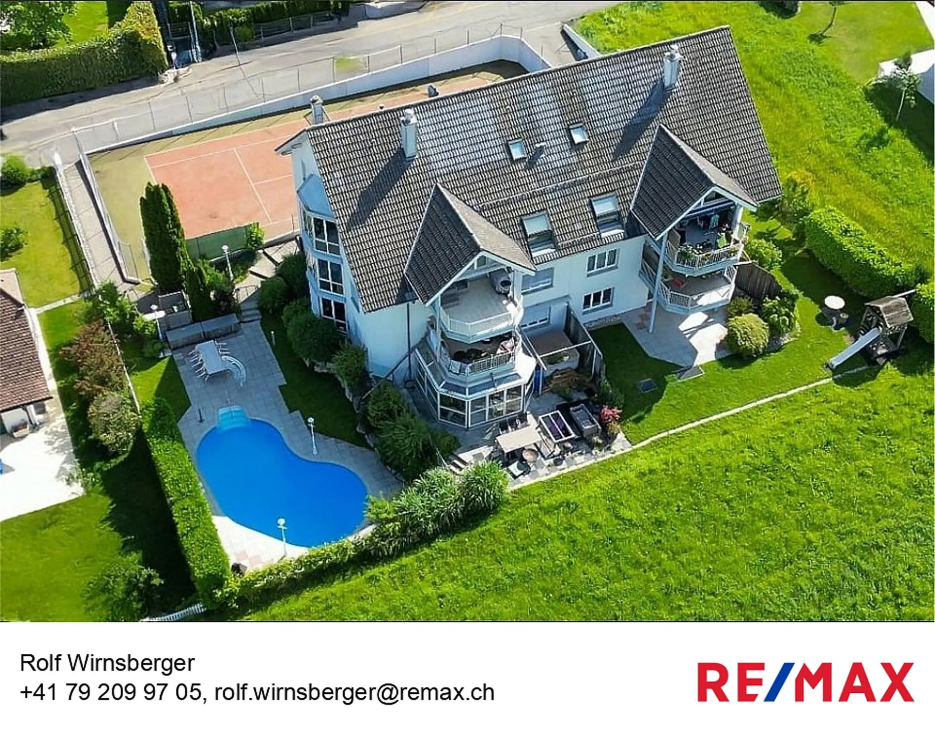 6-Zimmer-Maisonette-Wohnung an ruhiger Lage mit Pool und Tennisplatz
