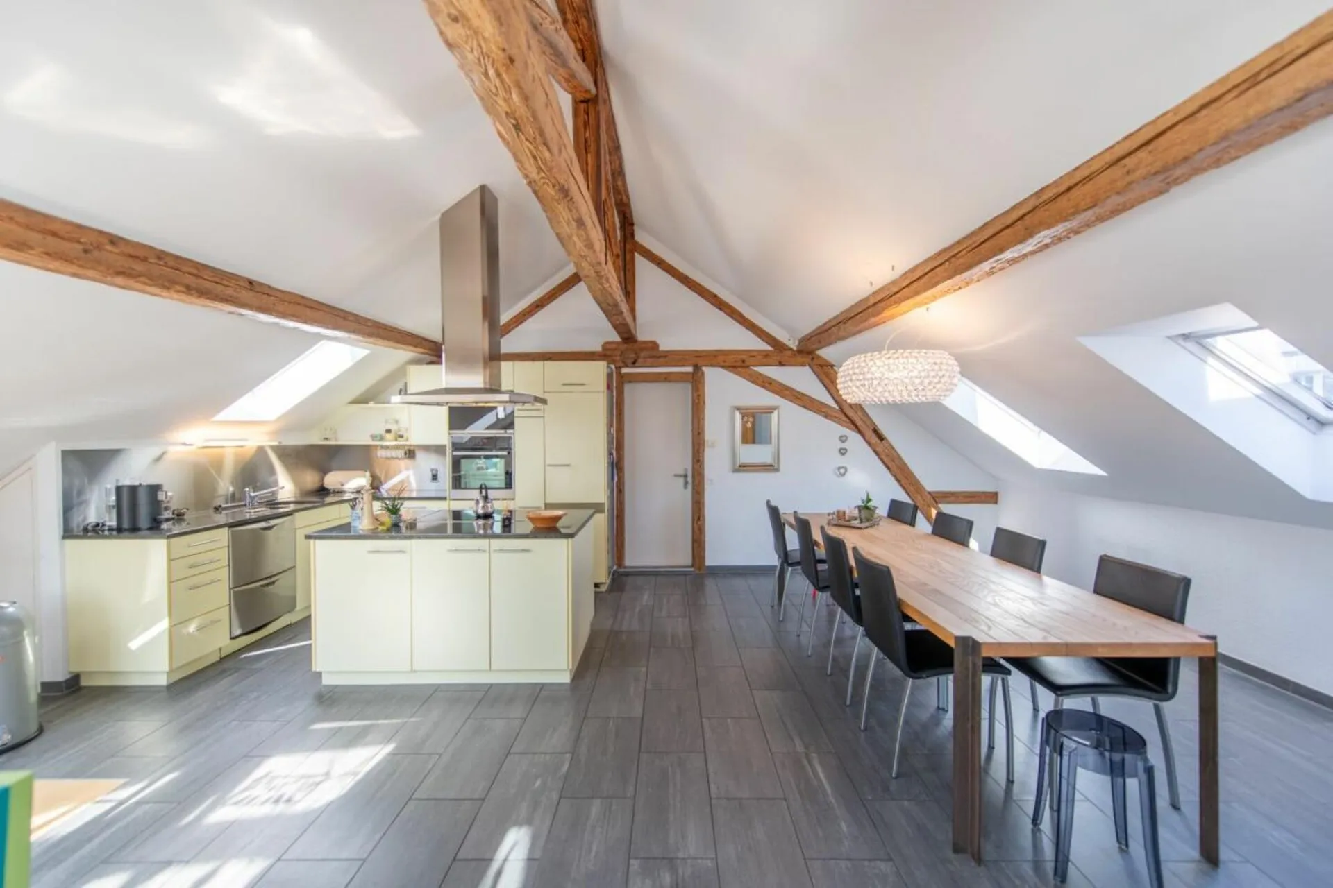 Einzigartiges Wohnen über den Dächern von Solothurn - Duplexwohnung im Altbaustil mit Traumterrasse