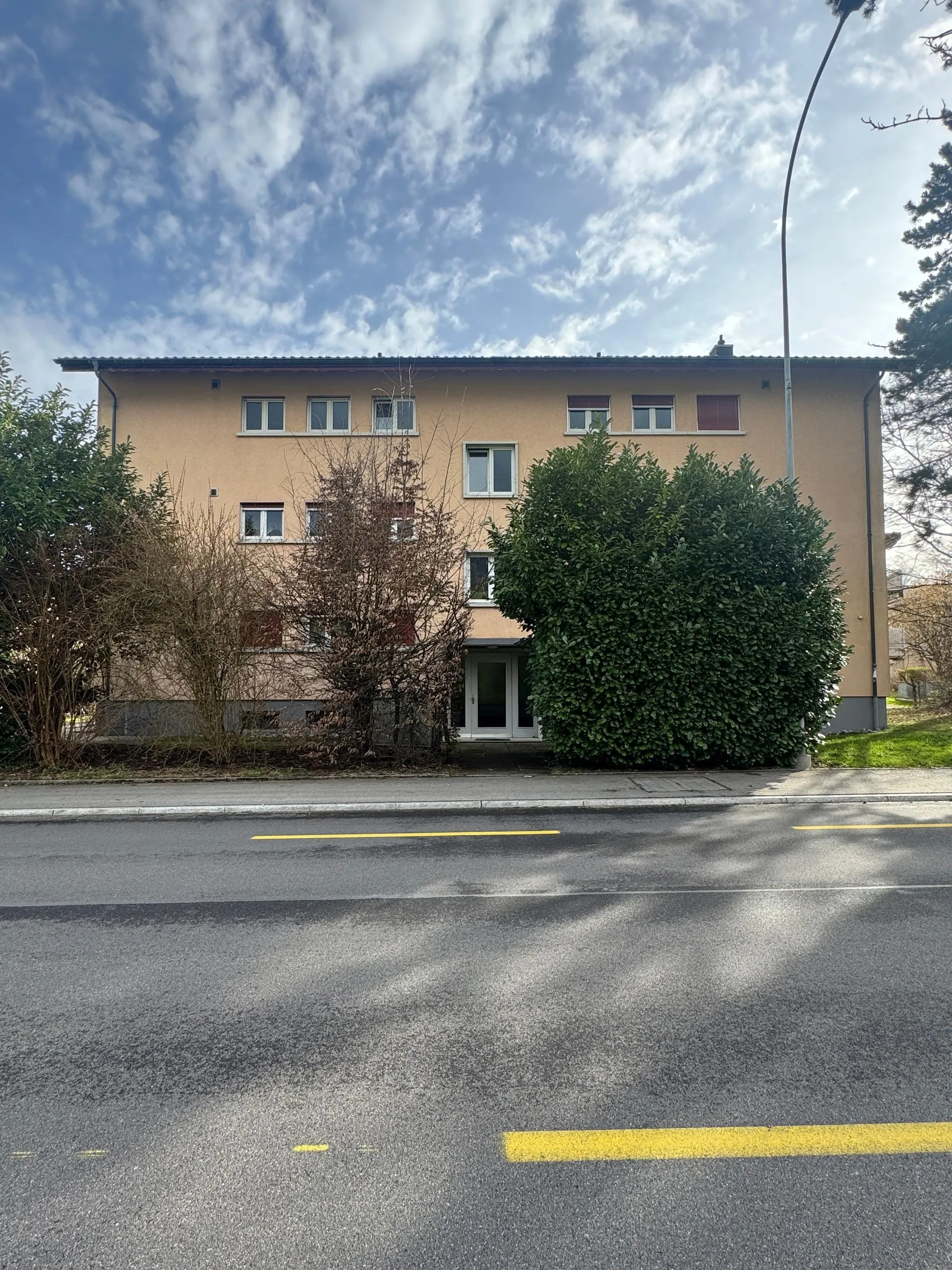 Sehr gepflegtes Mehrfamilienhaus mit 6 Wohneinheiten & 9 Garagen