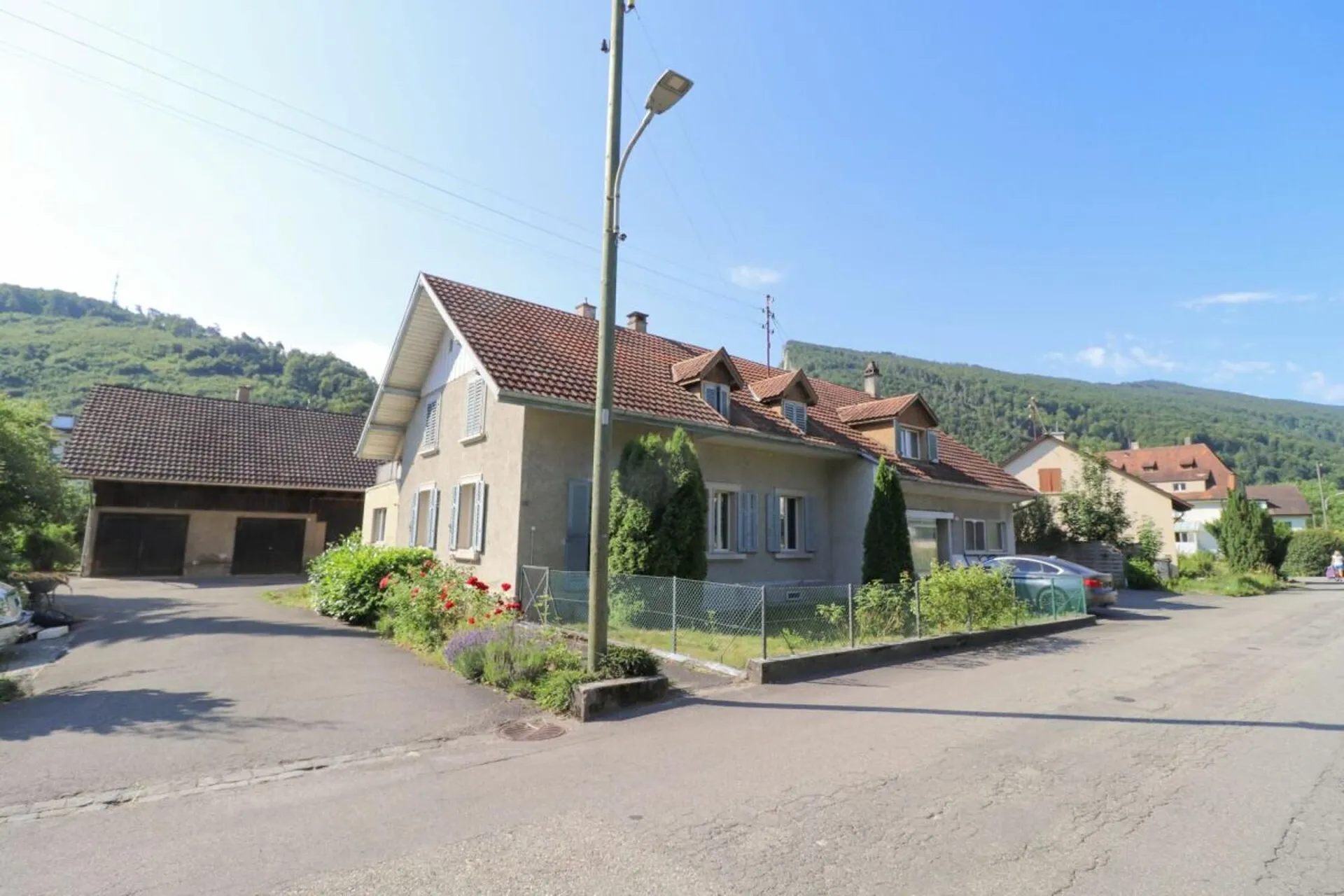 Zwei grosse Gebäude auf 1'824 m2 Bauland