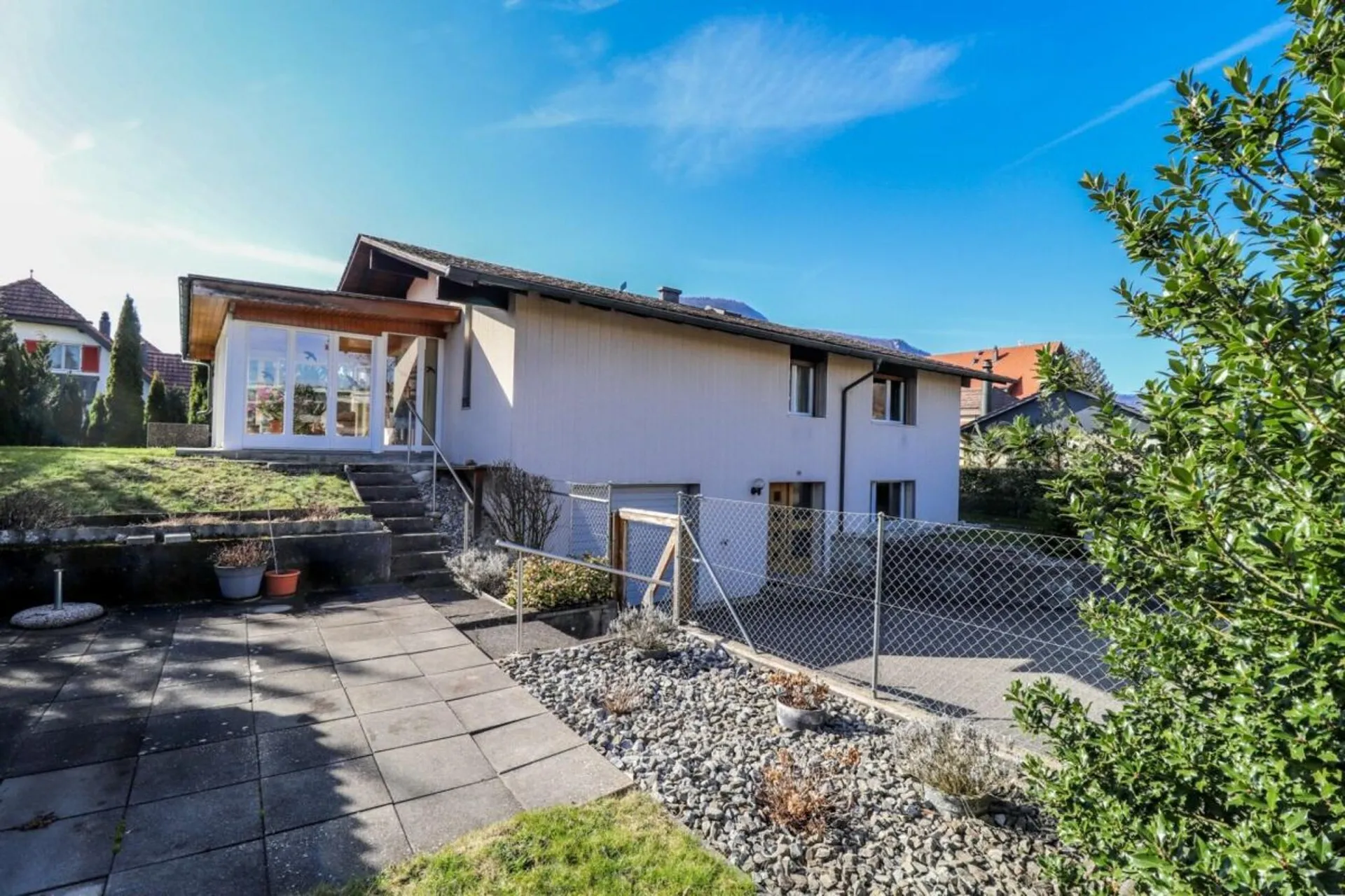 5.5-Zi-EFH mit Wintergarten und Zusatzgebäude auf 1'091 m2 grossem Grundstück