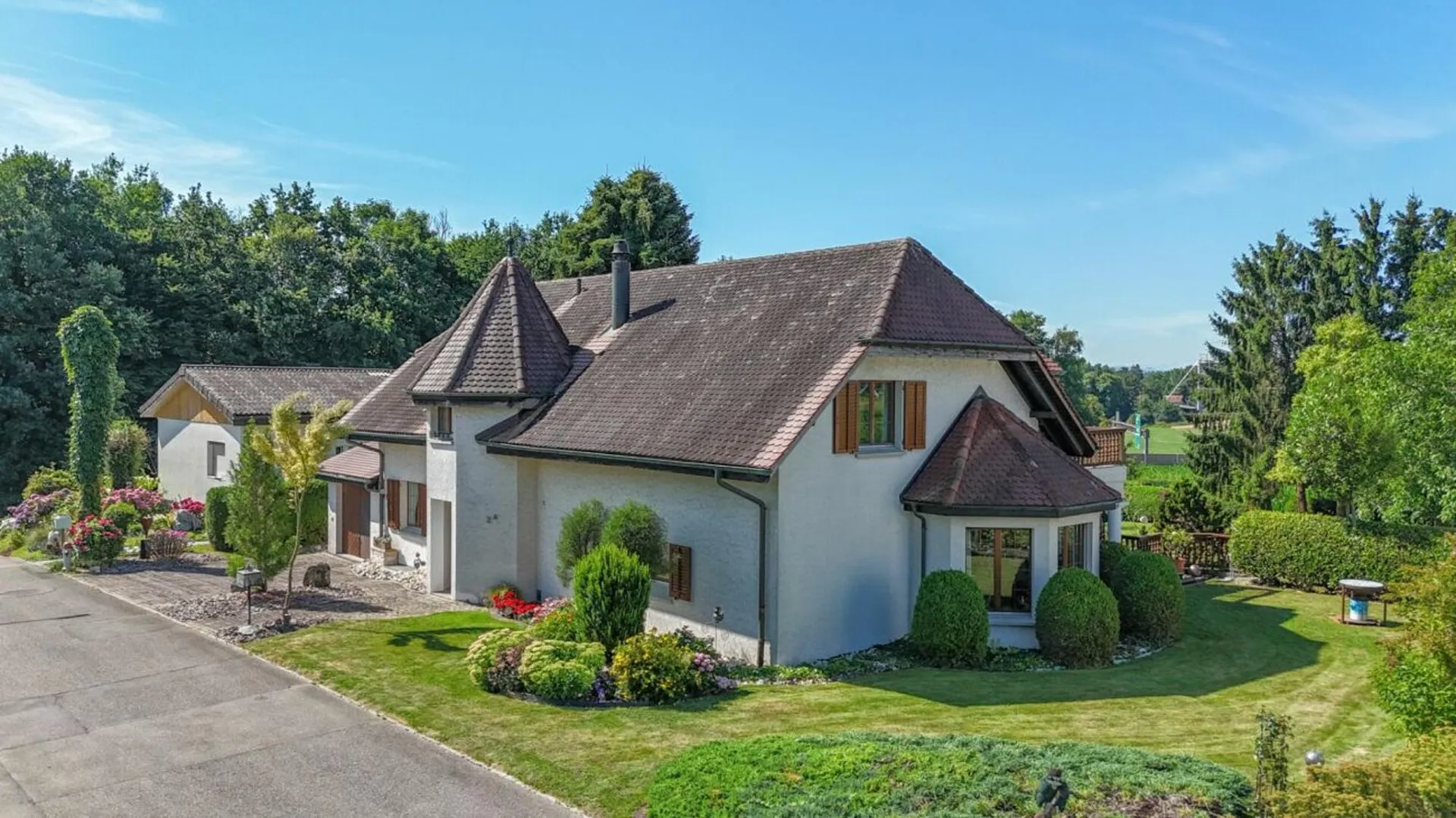 Grosszügiges Zweifamilienhaus mit 2'644 m² Grundstück und vielseitigem Nutzungspotenzial