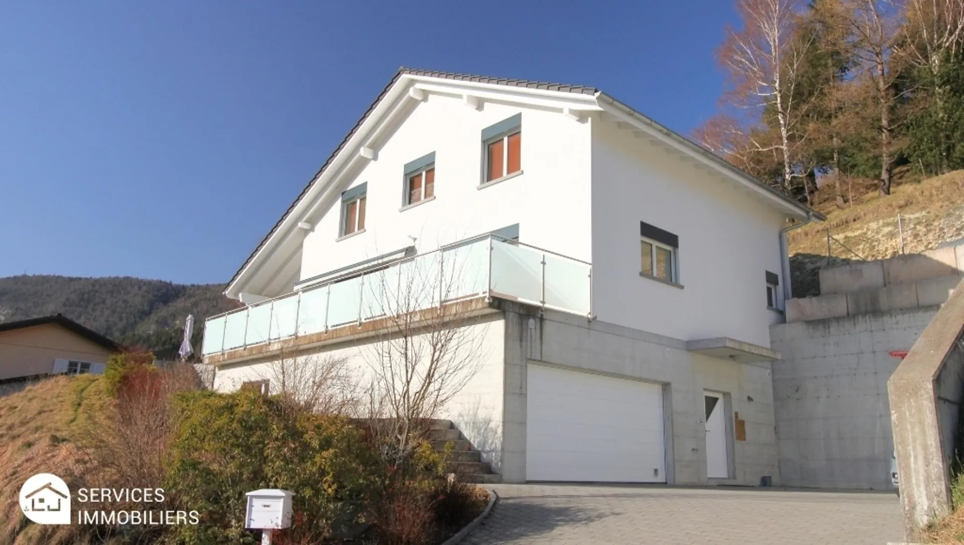Villa d'architecte moderne avec vue dégagée sur la vallée