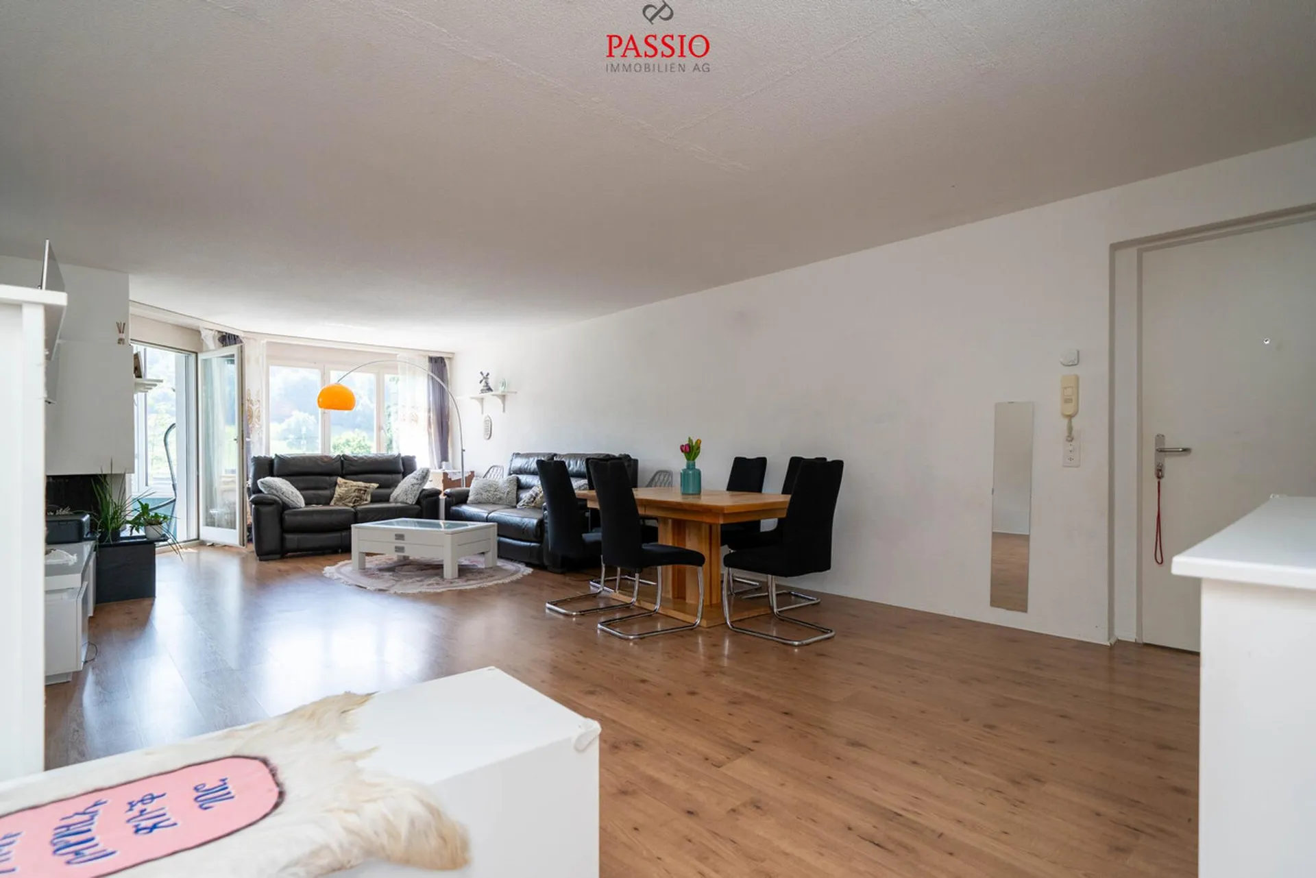 Familienfreundliche 4,5-Zimmer Wohnung mit Cheminée und Wintergarten