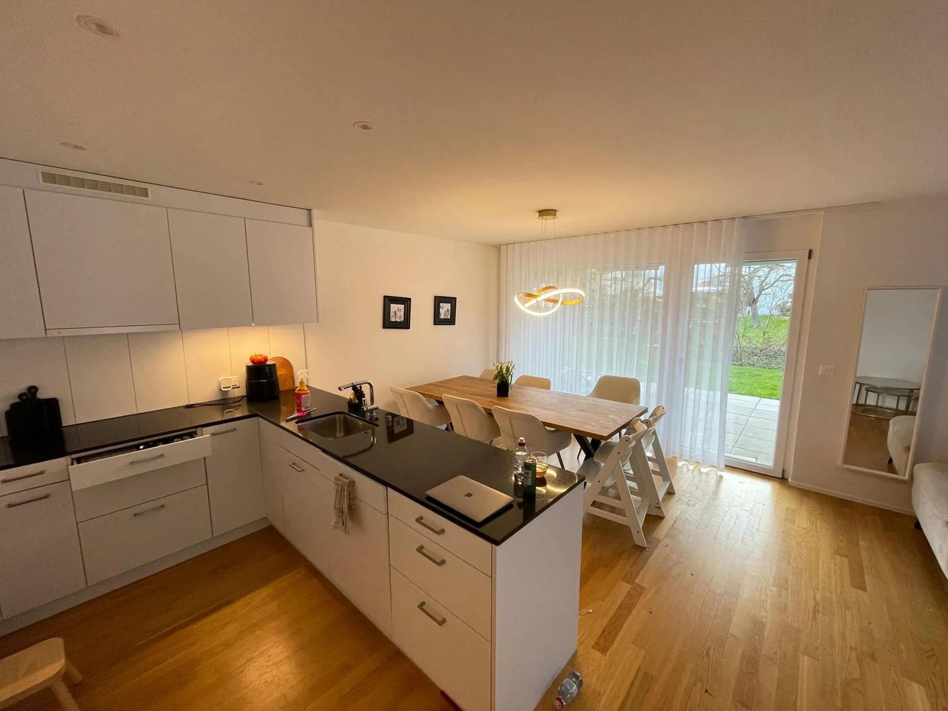 TOP MODERNE 4.5-Zwg mit Gartensitzplatz