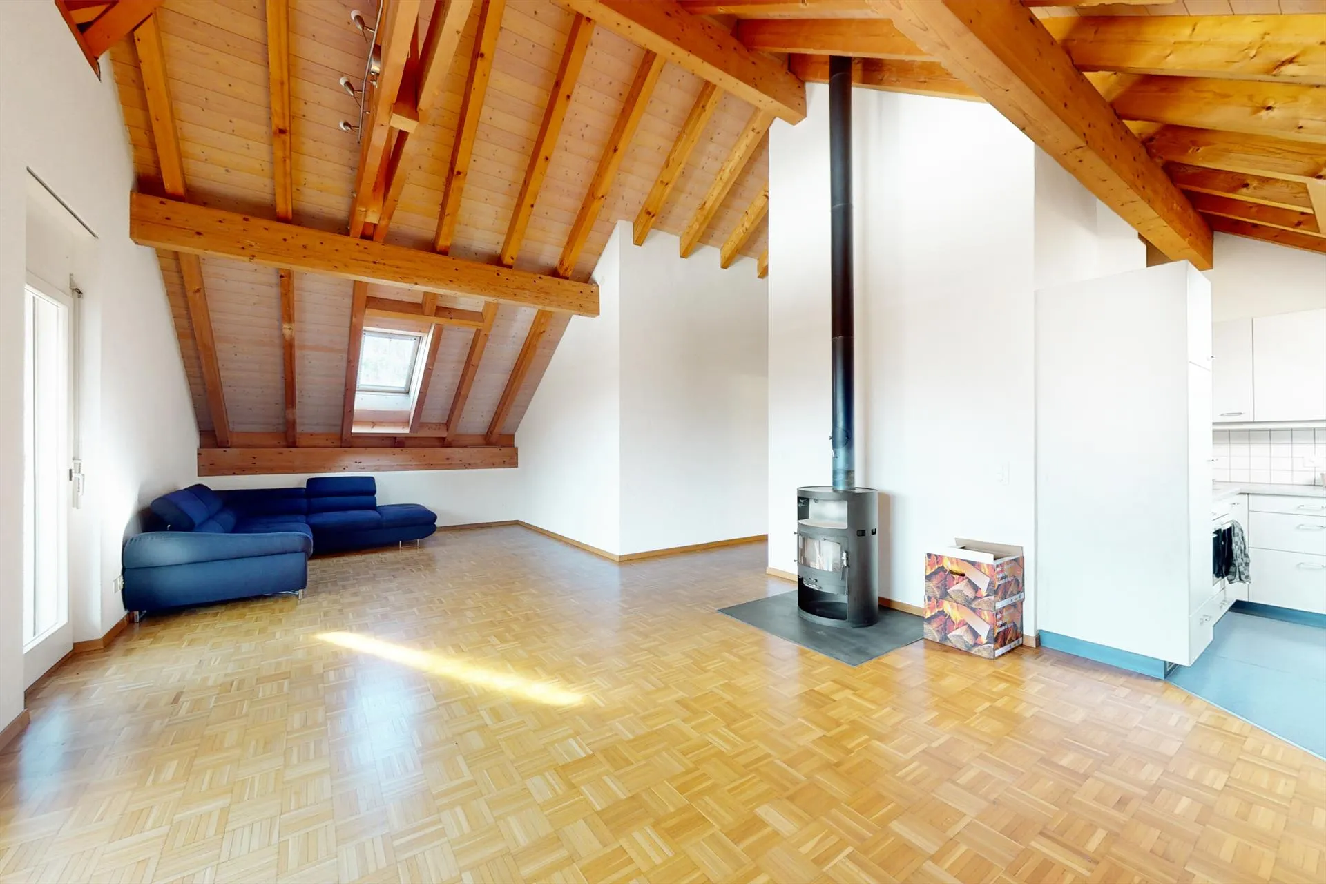 Dachwohnung mit Wohlfühlfaktor und eigenem Cheminéeofen!