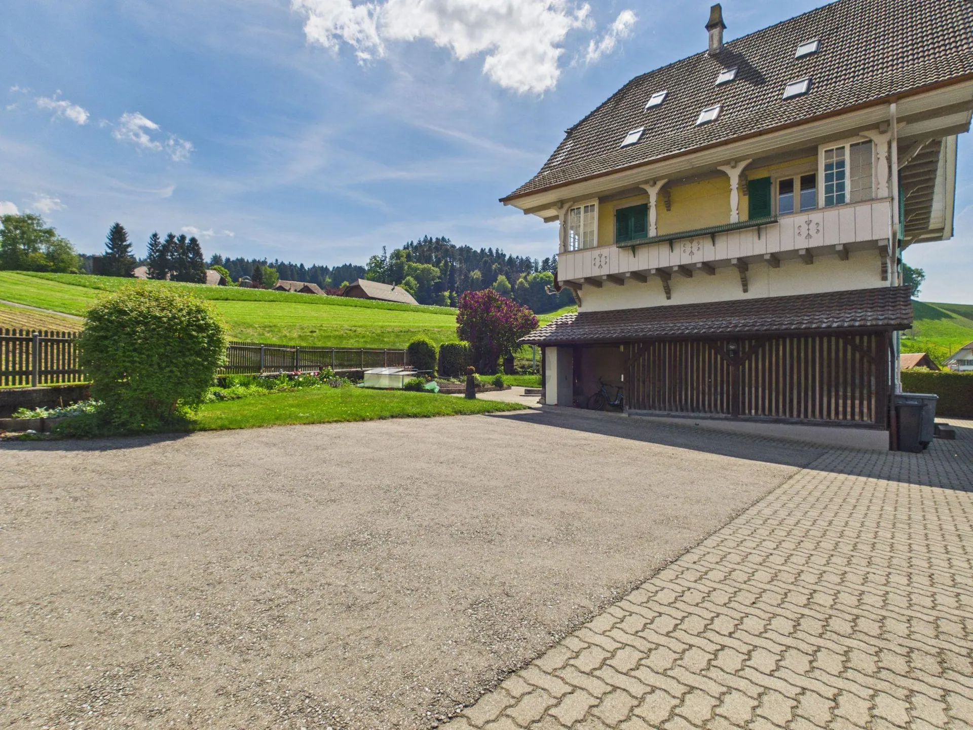 Charmante 4.5-Zimmer-Maisonette mit Balkon in Enggistein