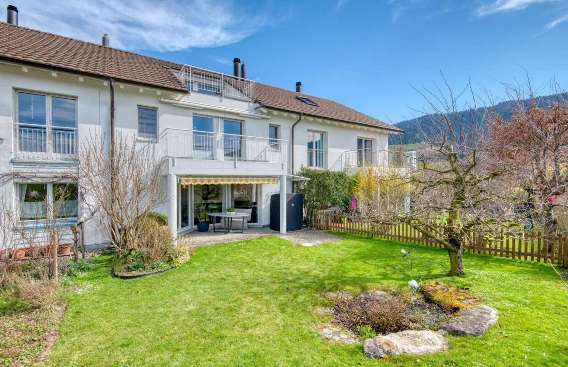 Idylle über dem Hüttnersee: 5.5-Zimmer-Mittelhaus mit Seesicht