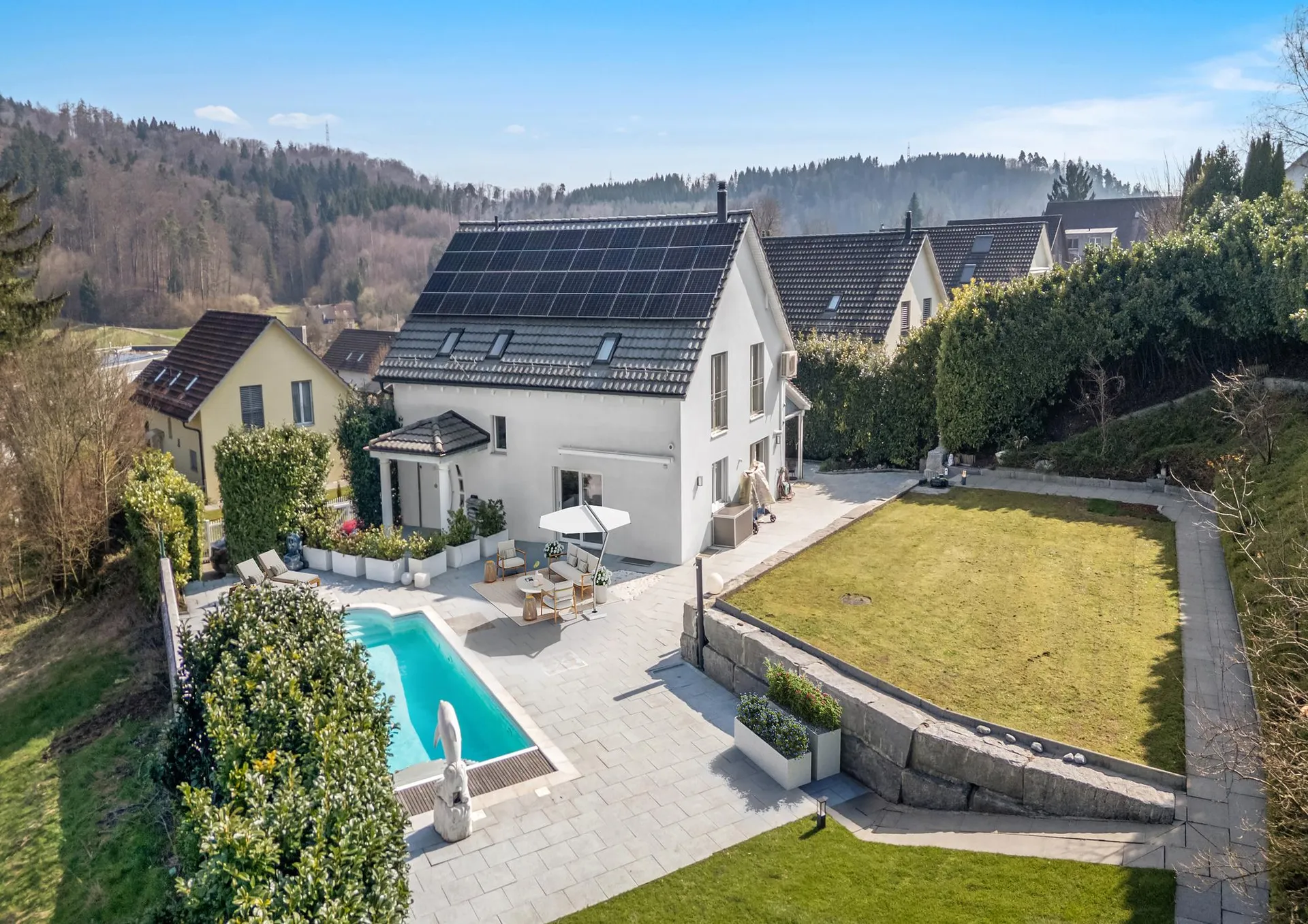 Privatoase der Extraklasse - Modernes Zuhause mit Pool