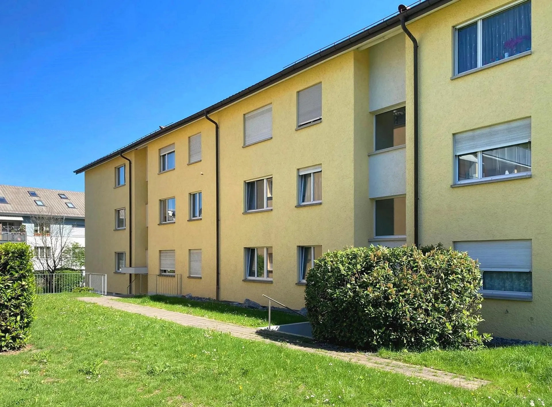 Helle Wohnung mit Parkett & Balkon
